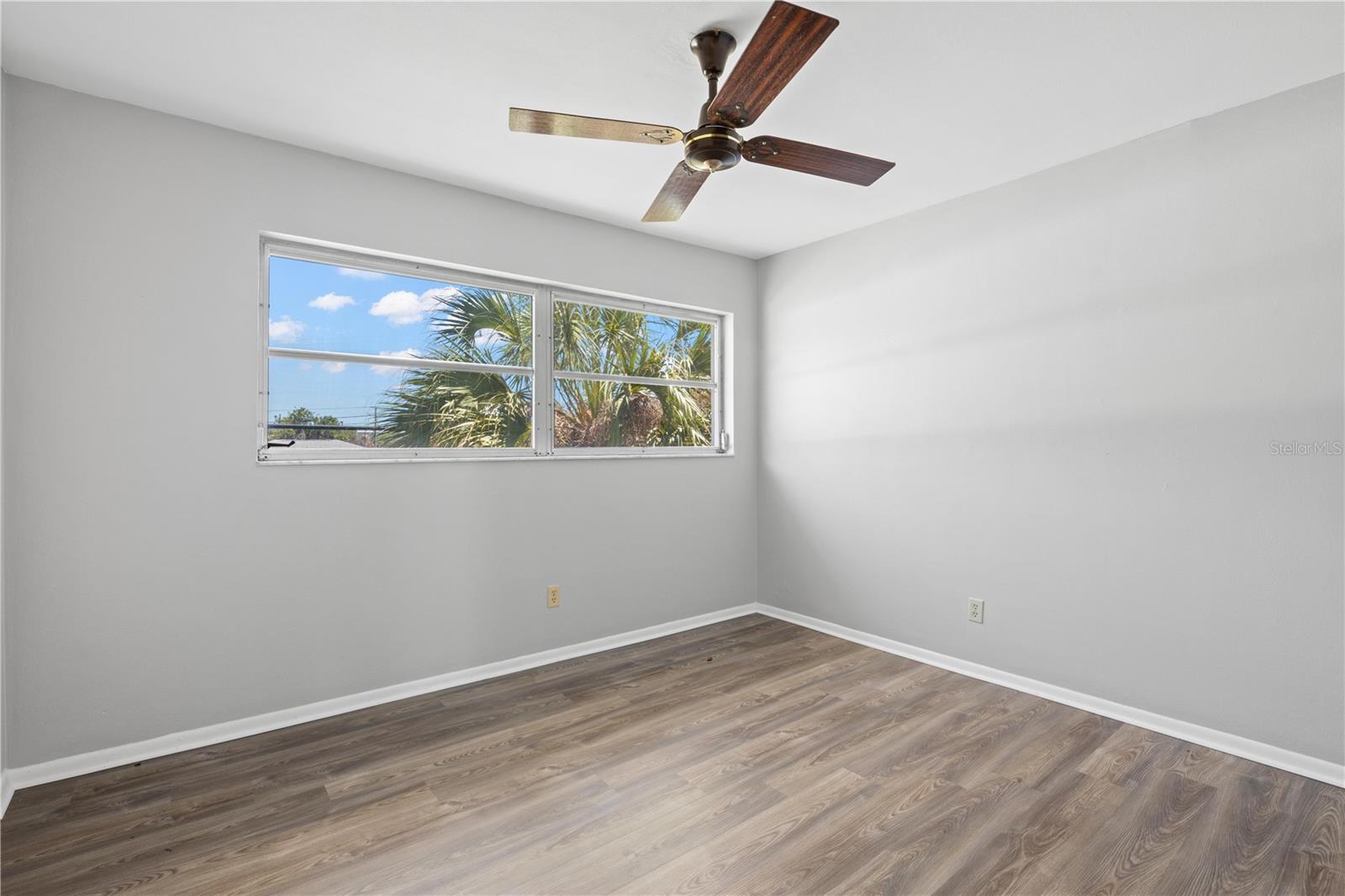 Guest bedroom with ceiling fan
