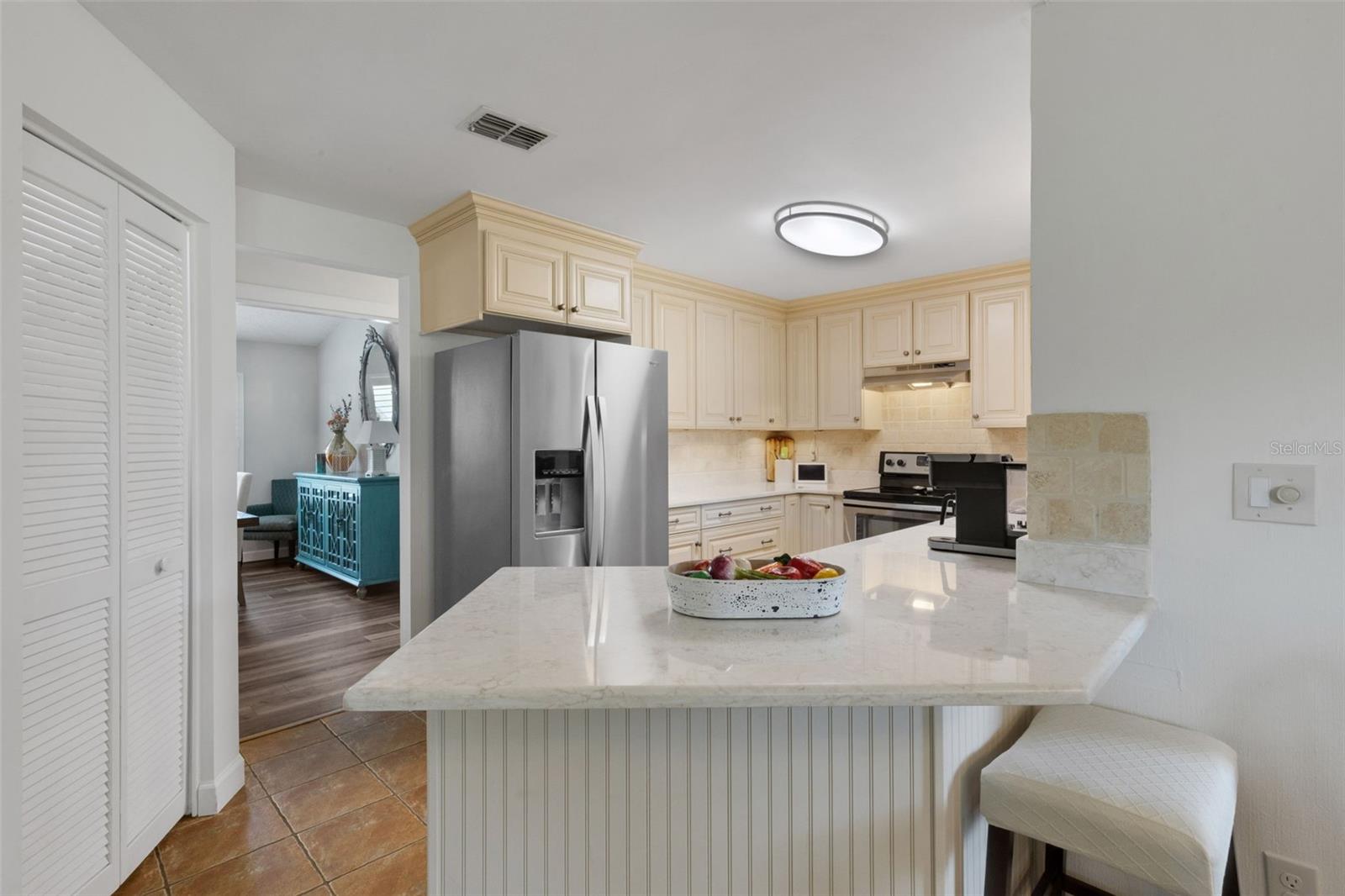 Kitchen and Breakfast Bar