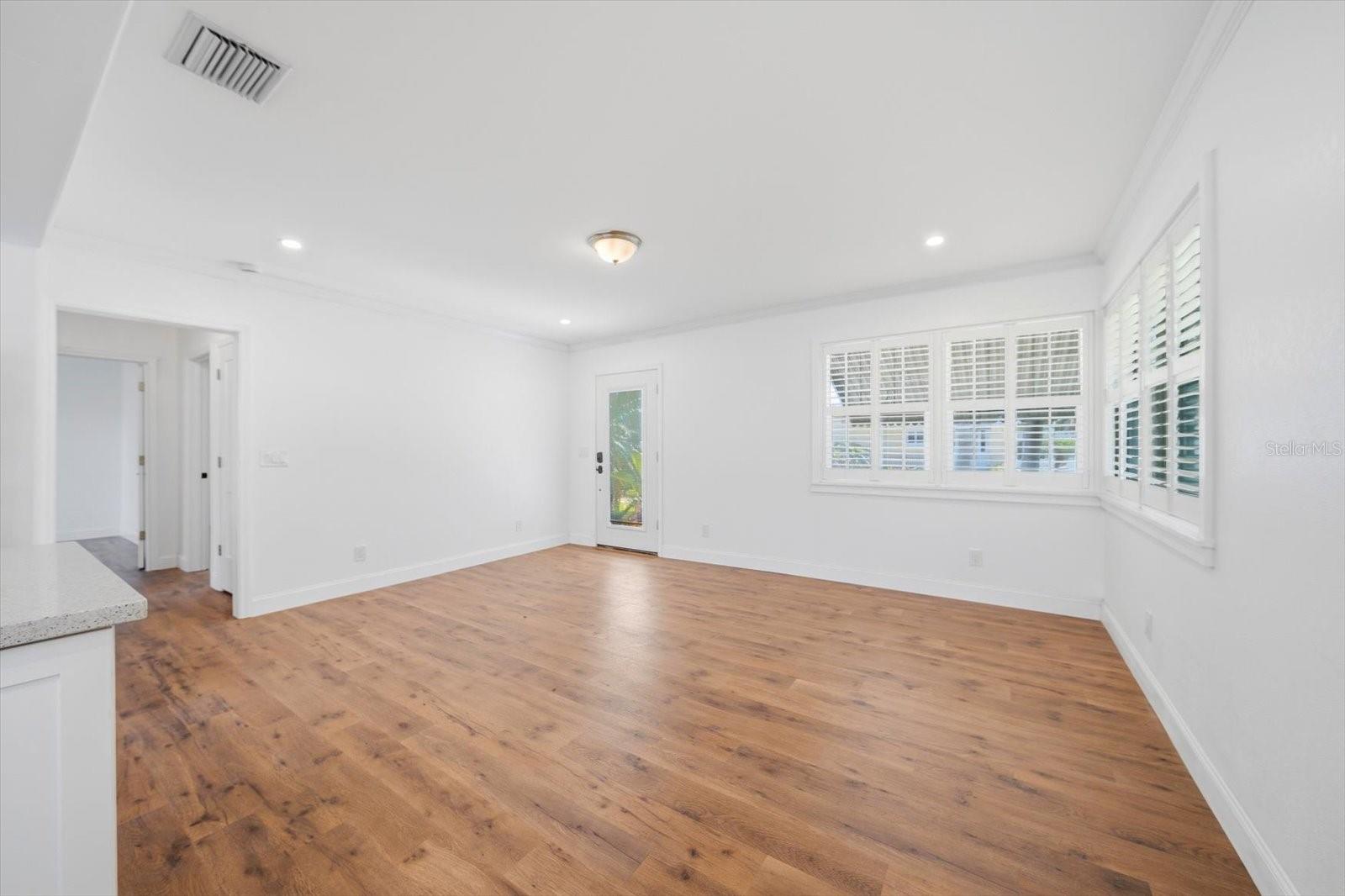 Facing the front entrance from the kitchen, open concept. Living Room Kitchen. combo
