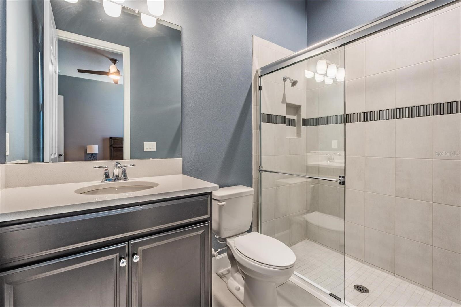 En-suite bath 2