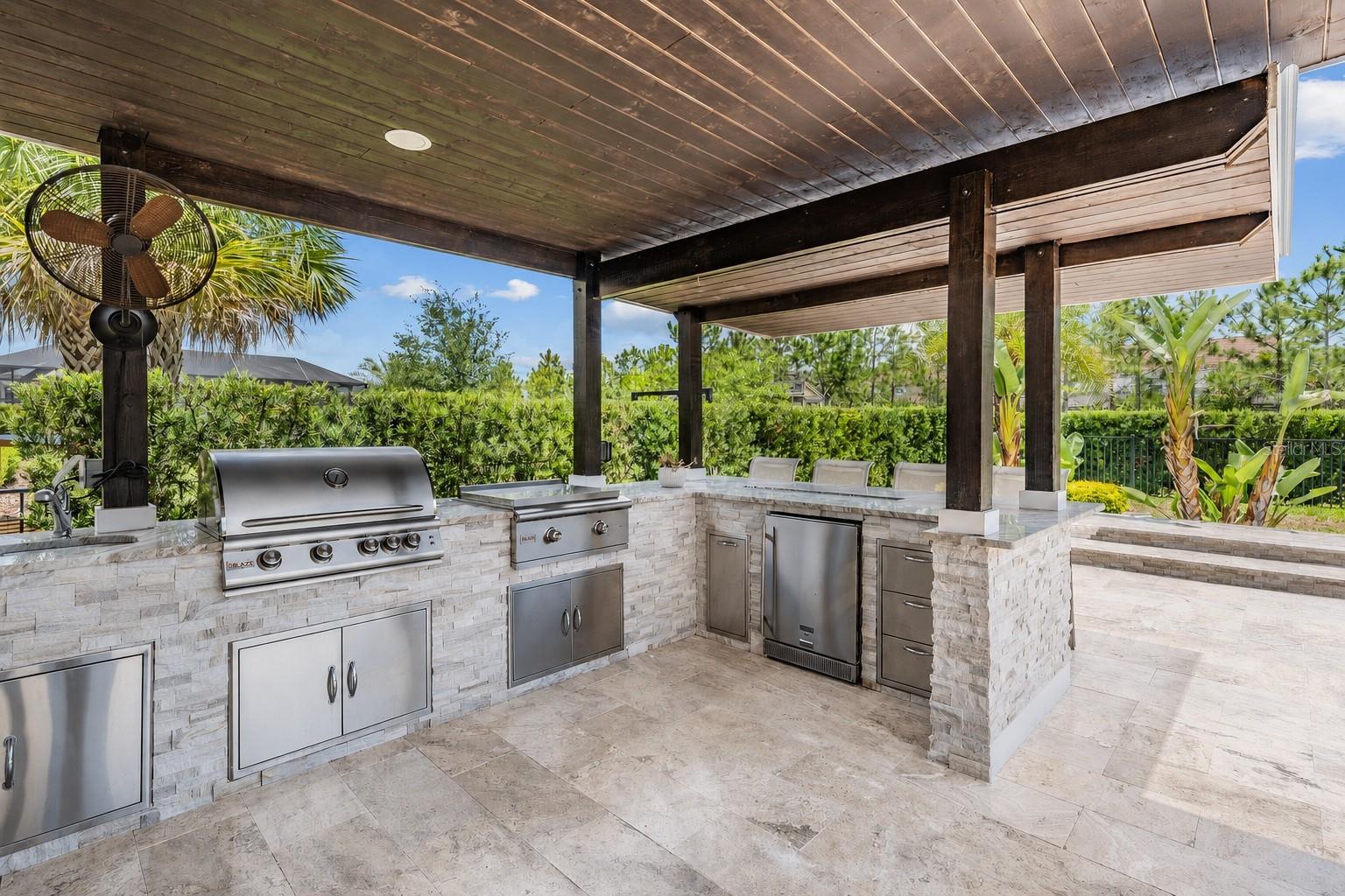 Outdoor kitchen with Travertine tile