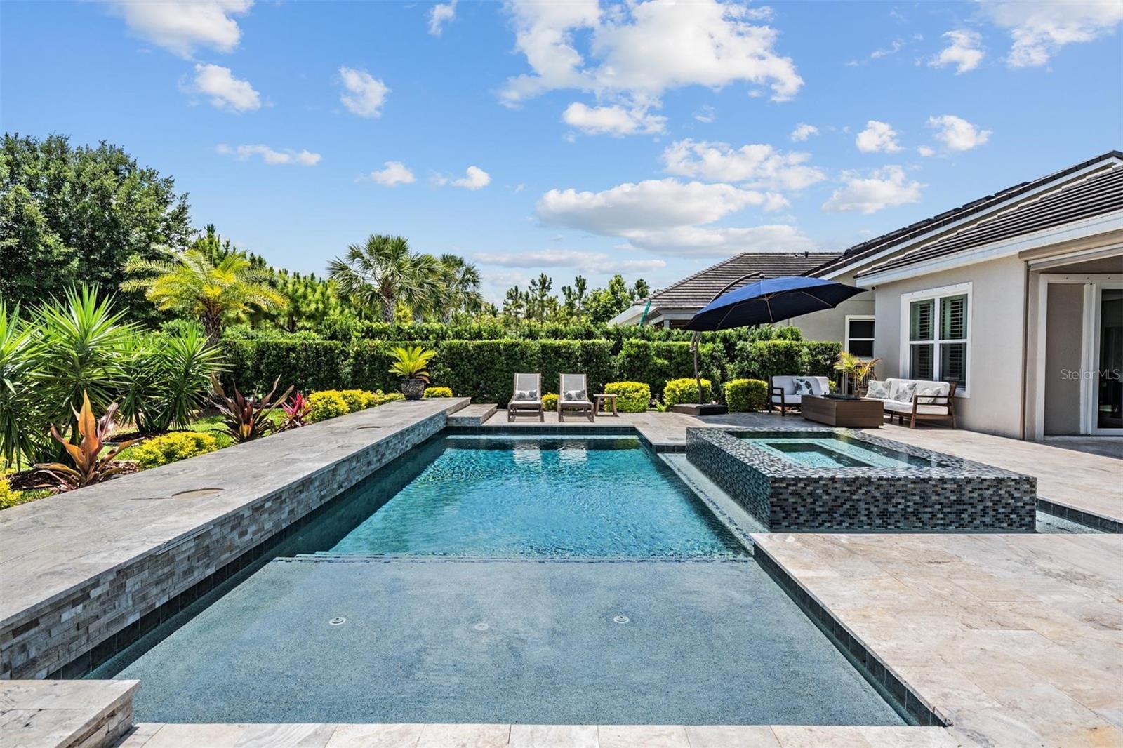 Sun-shelf pool