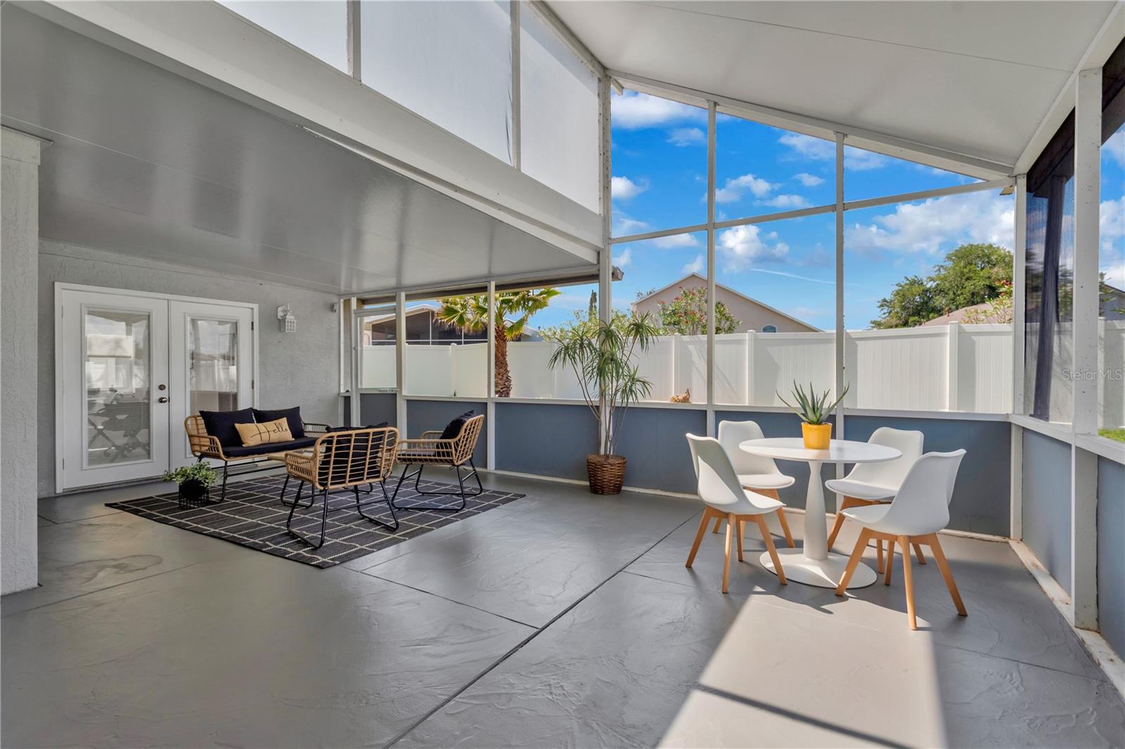 Huge screened Lanai perfect for entertaining!