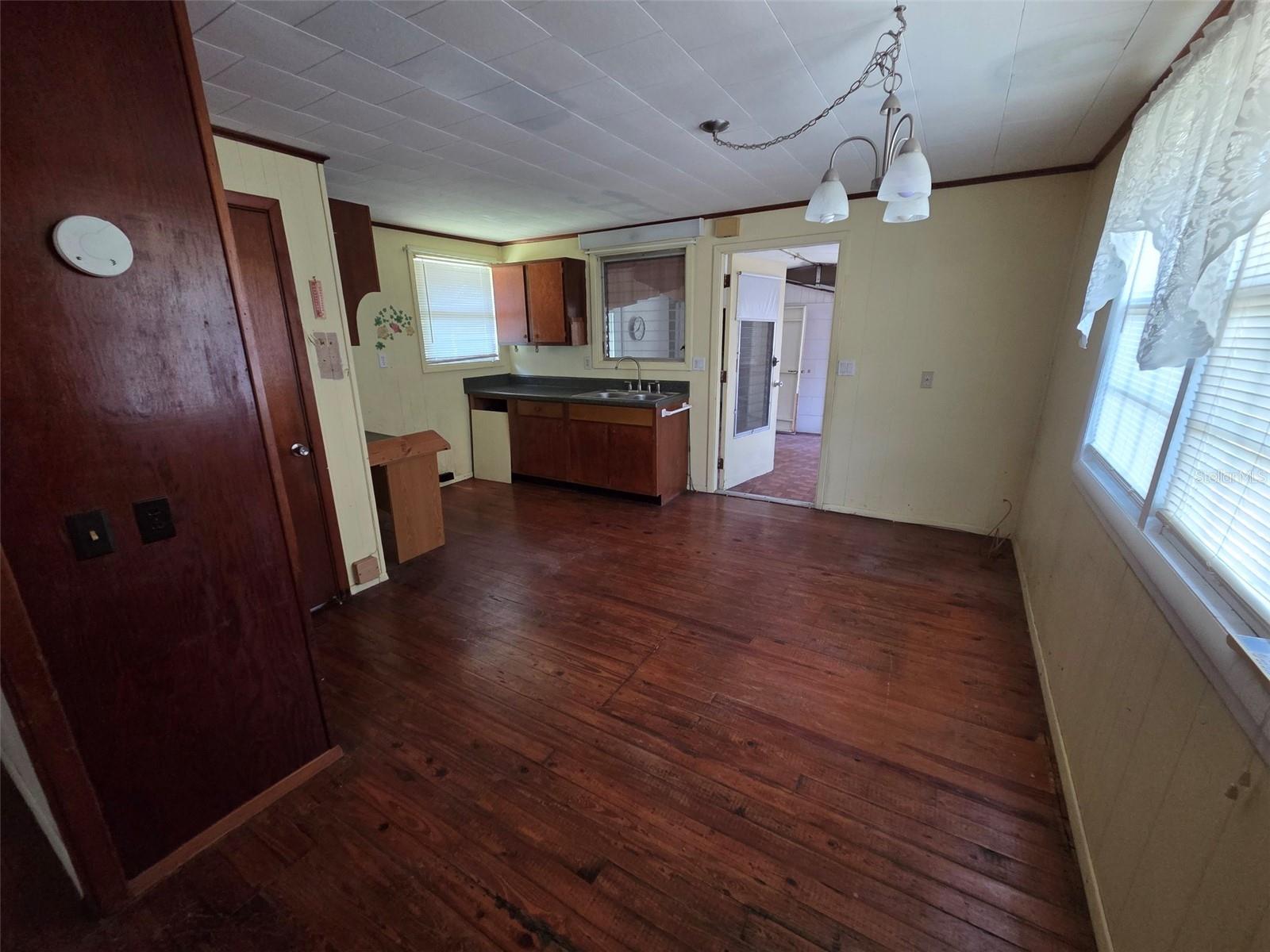 Dining/kitchen