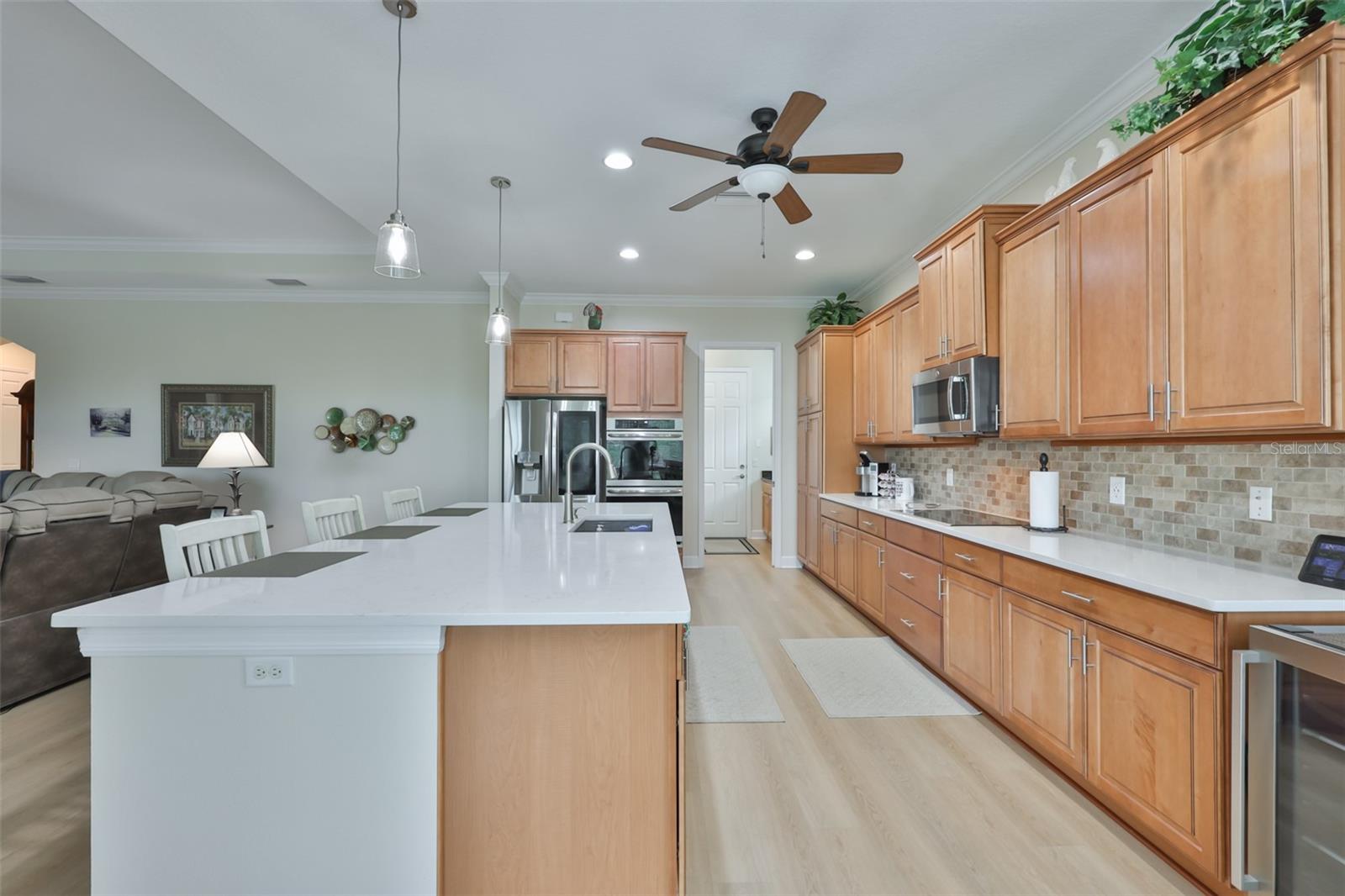 Lots of room for multiple cooks and taste testers.