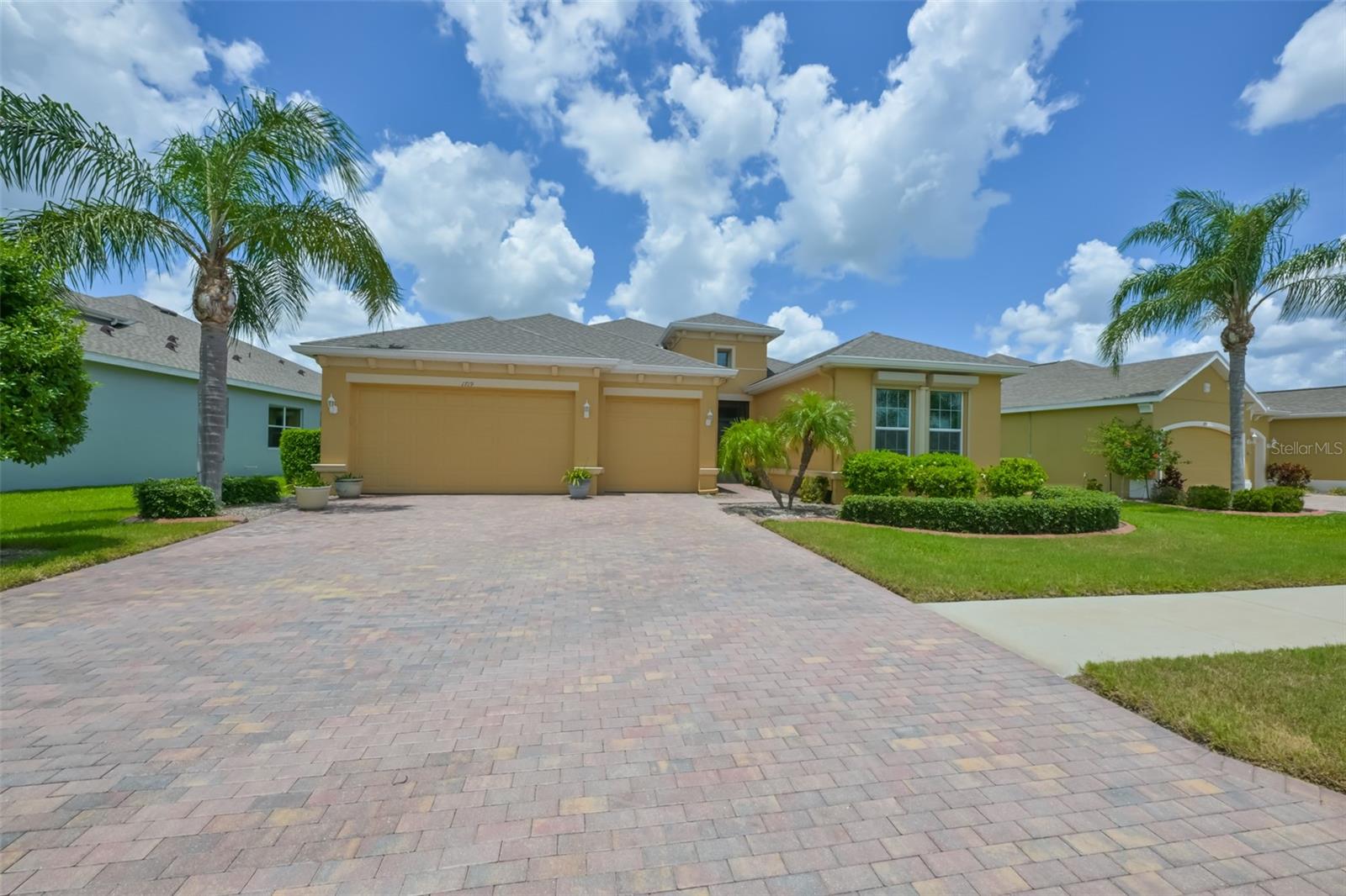 Landscaping is detailed and completely taken care of by the HOA.