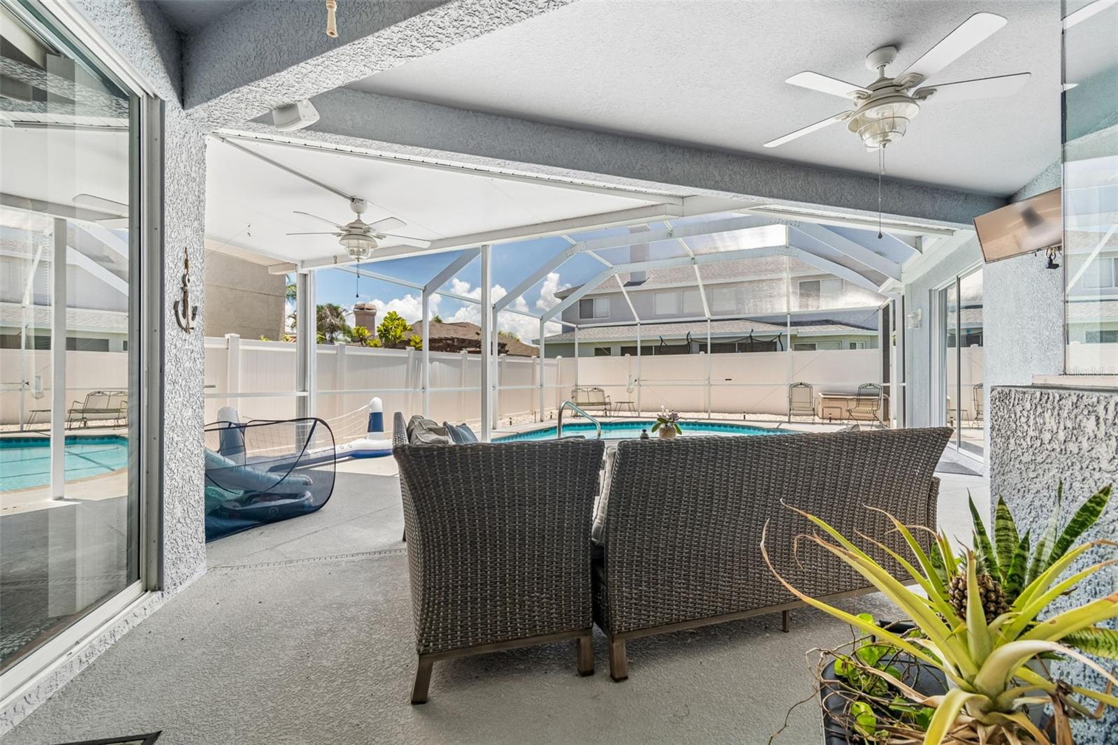 Pool/Lanai