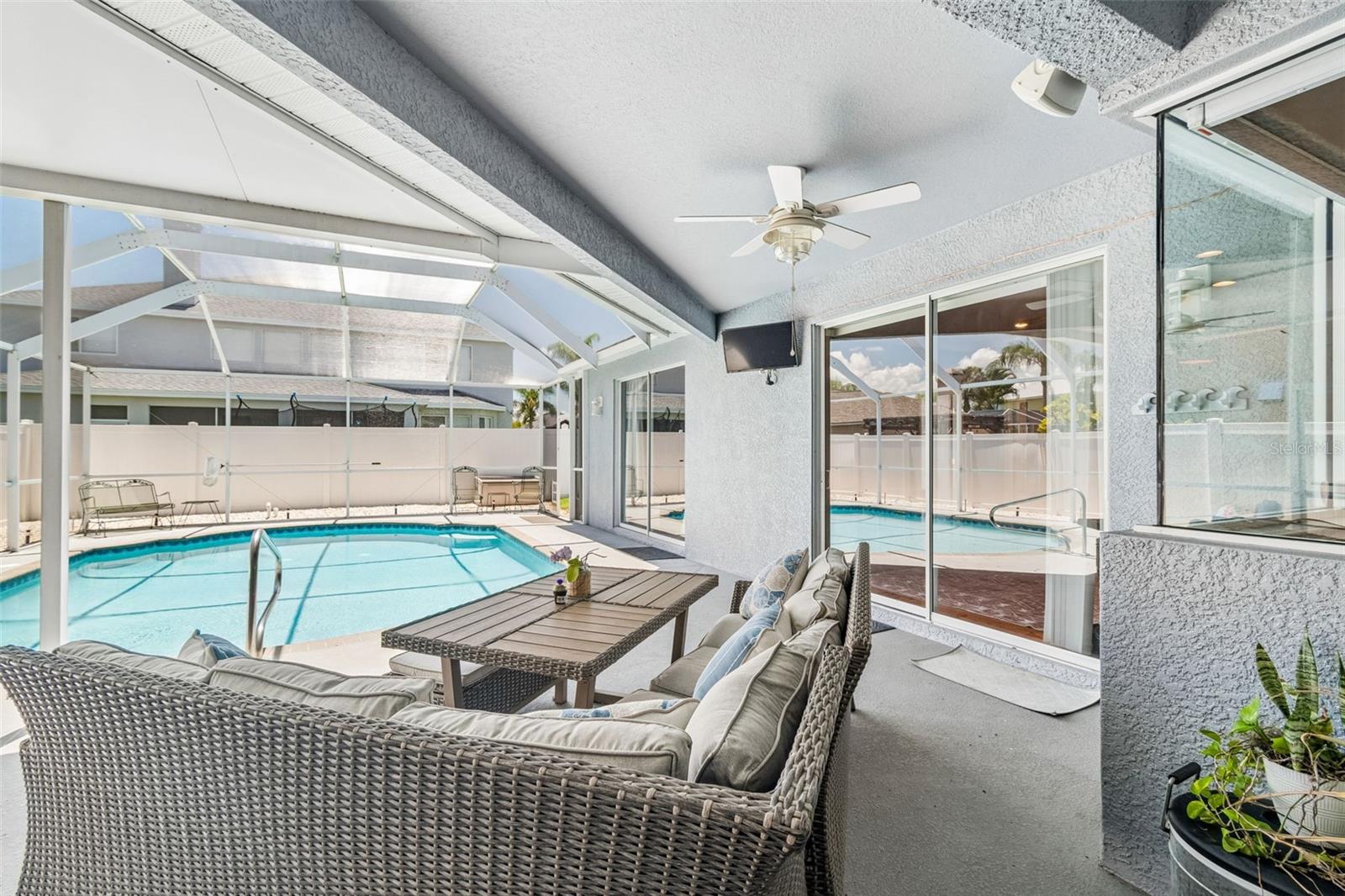 Pool/Lanai