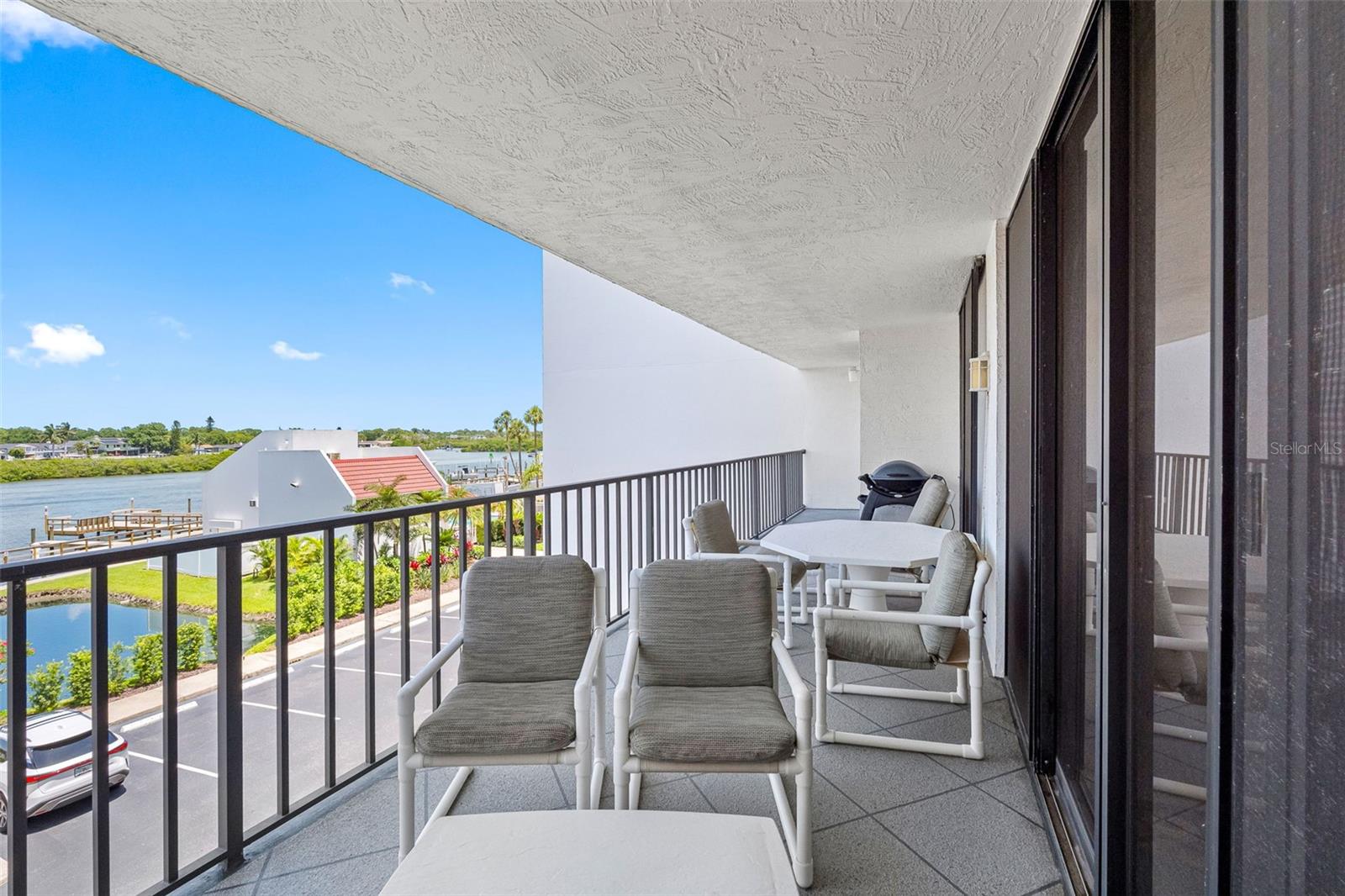 LARGE DECK