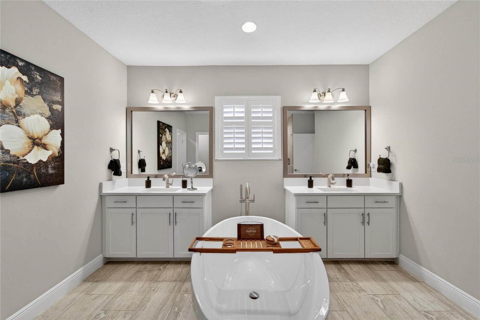 Primary Bath, Look at the TUB!