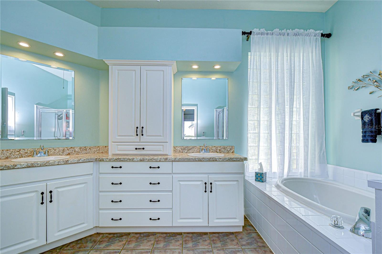 Beautifully updated spa-inspired en-suite bath.