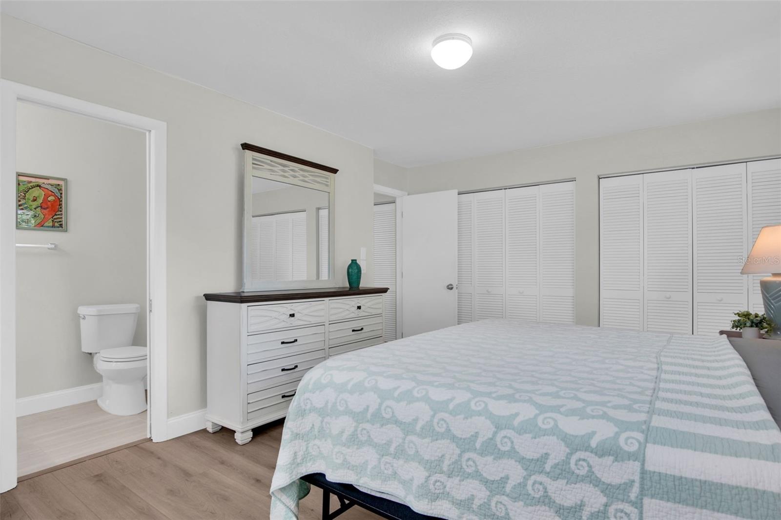 Convenient & spacious en-suite bath~
