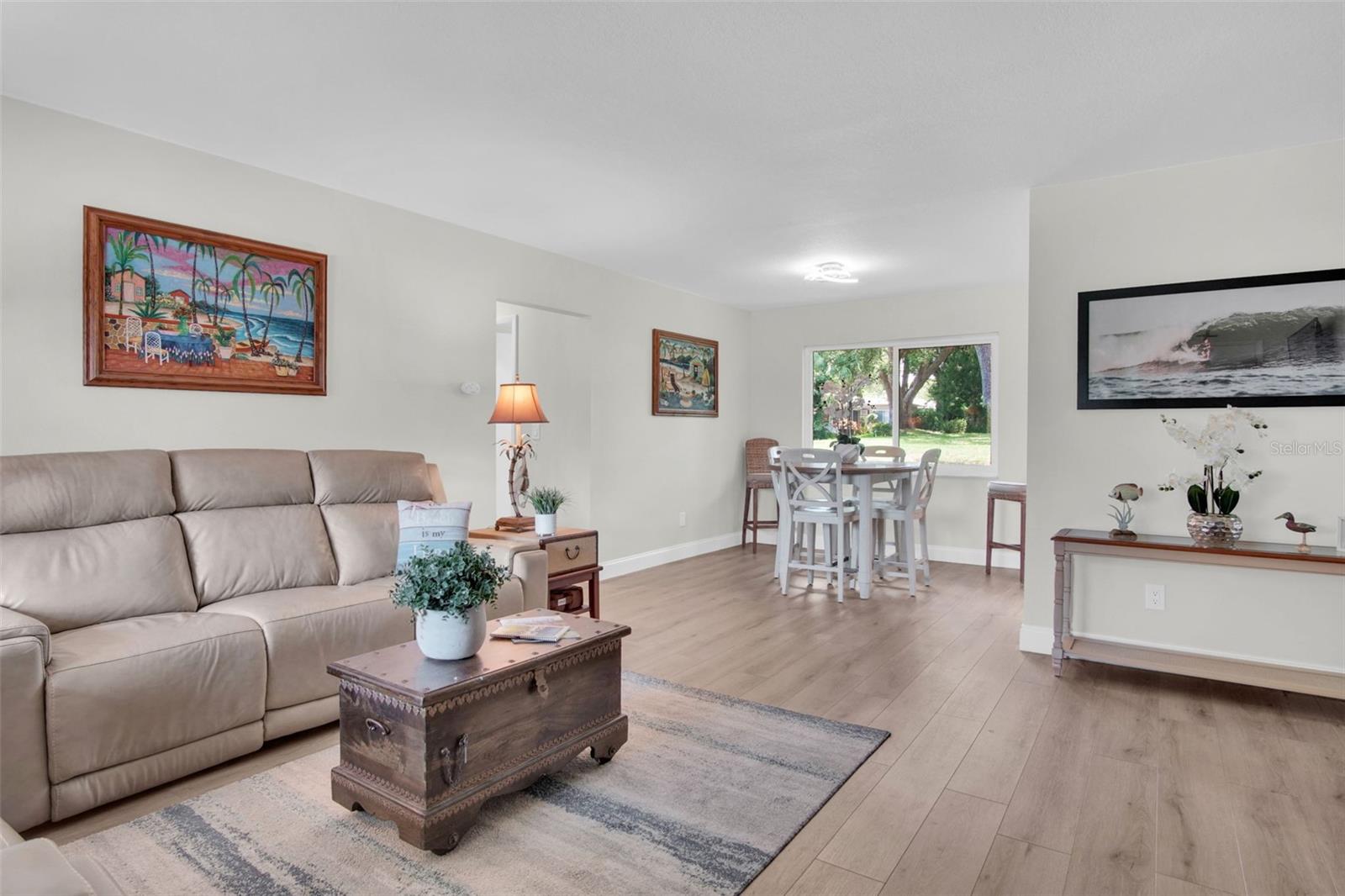 Convenient living/dining room combo~