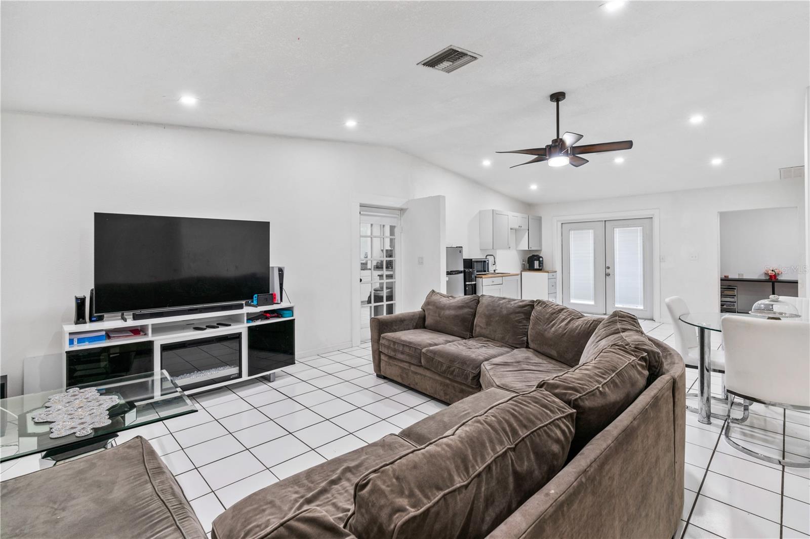 Living room & kitchen 2