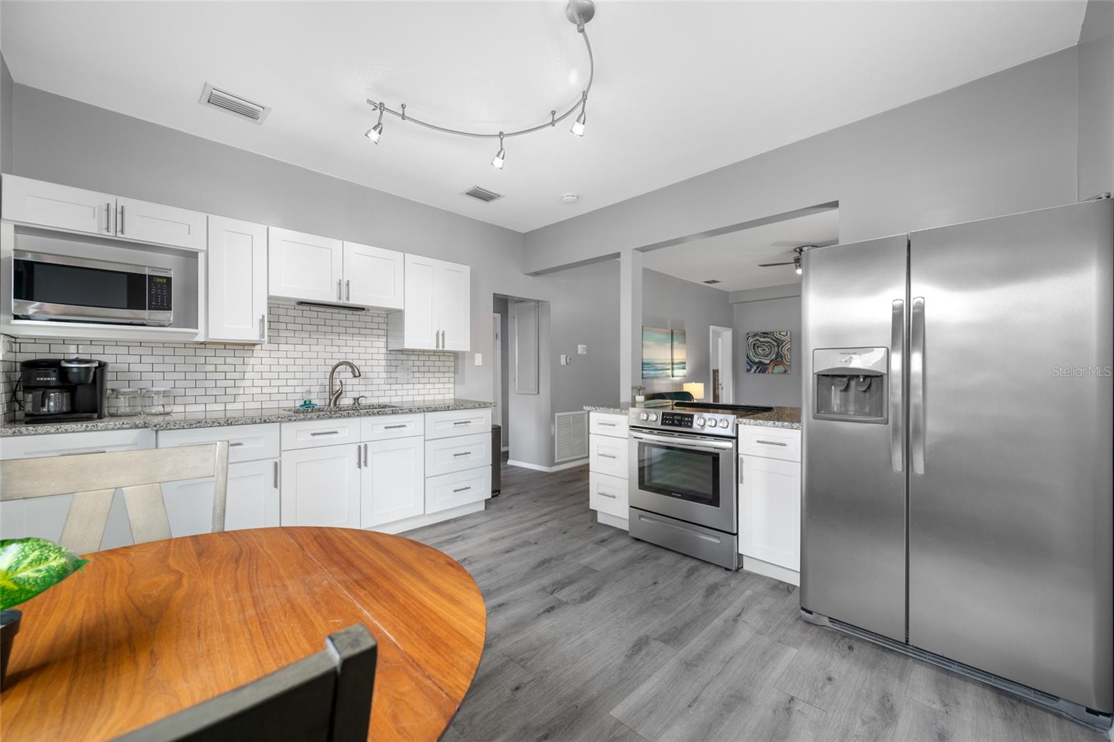 Modern kitchen with granite counters & breakfast bar