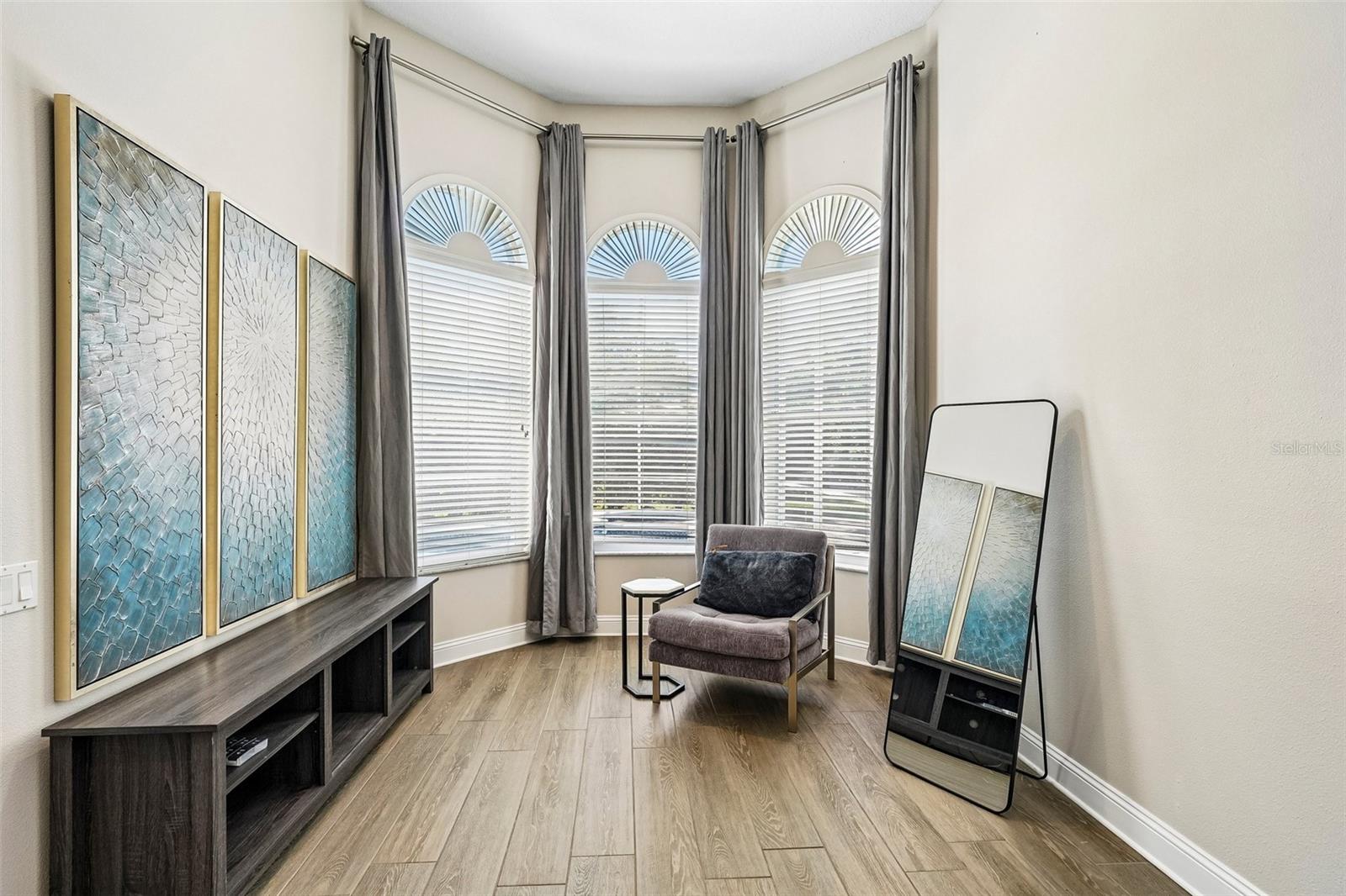 Primary bedroom alcove