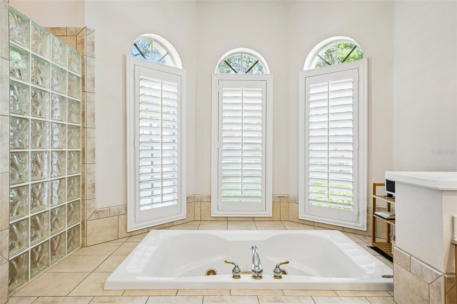 Garden jet bathtub