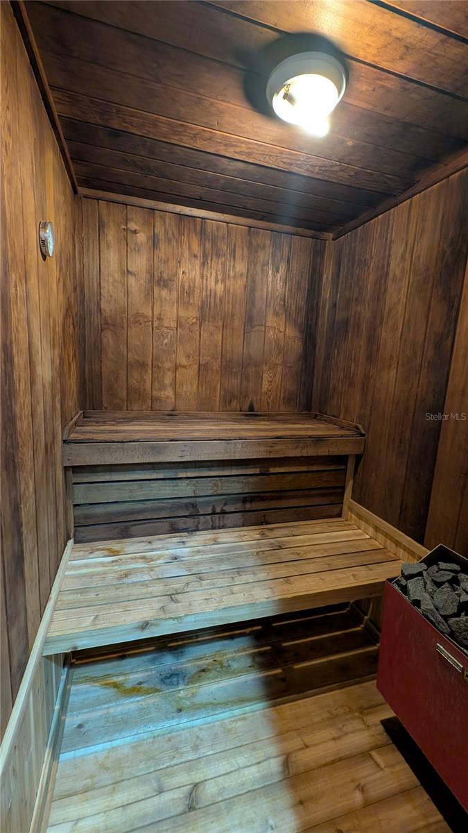 2 Saunas