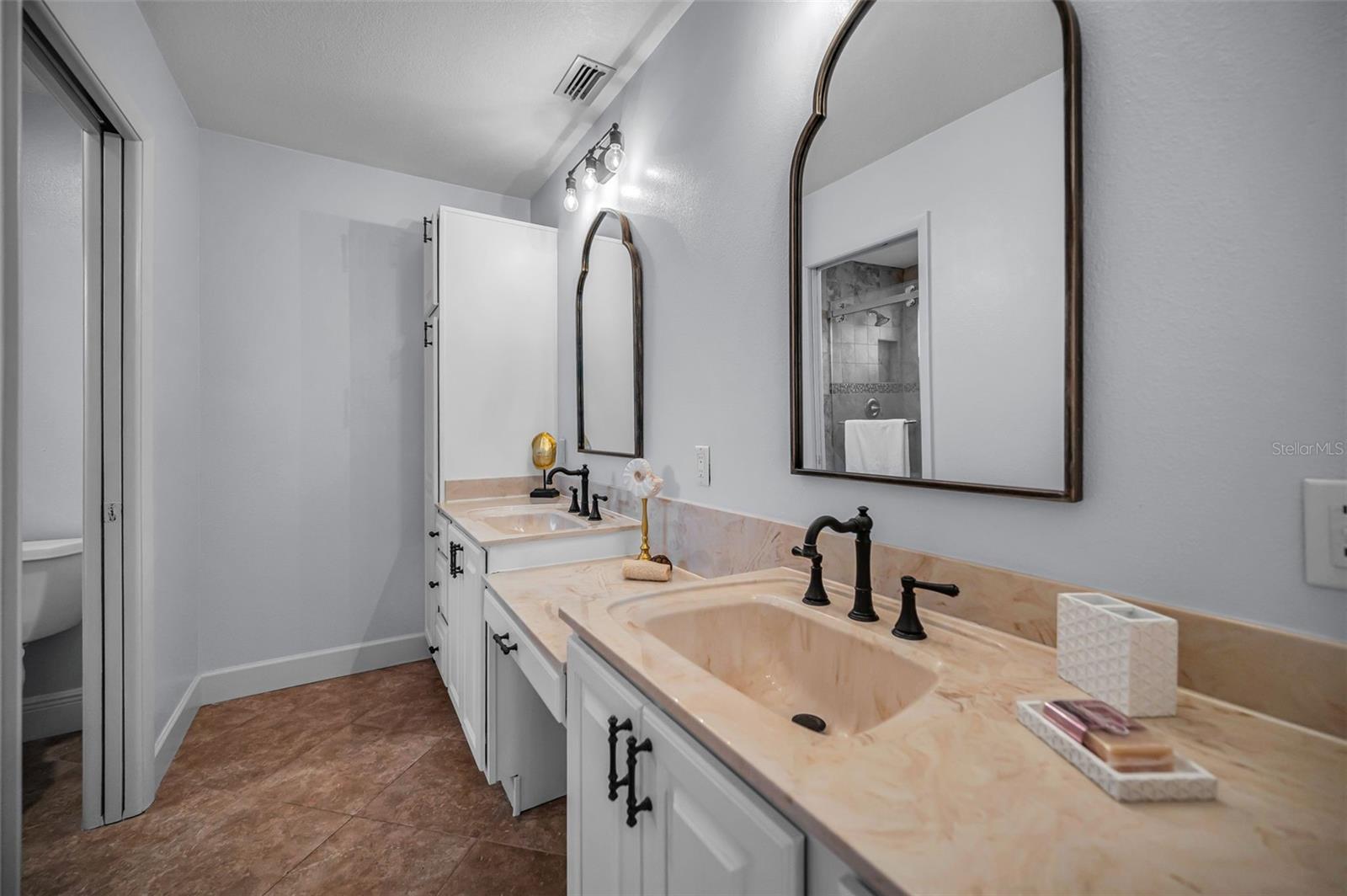 Primary bath with dual sinks