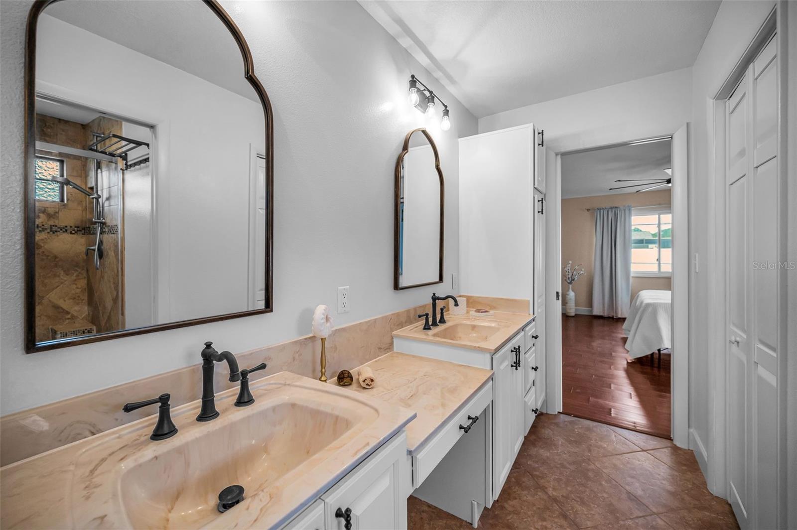 Primary bath with dual sinks