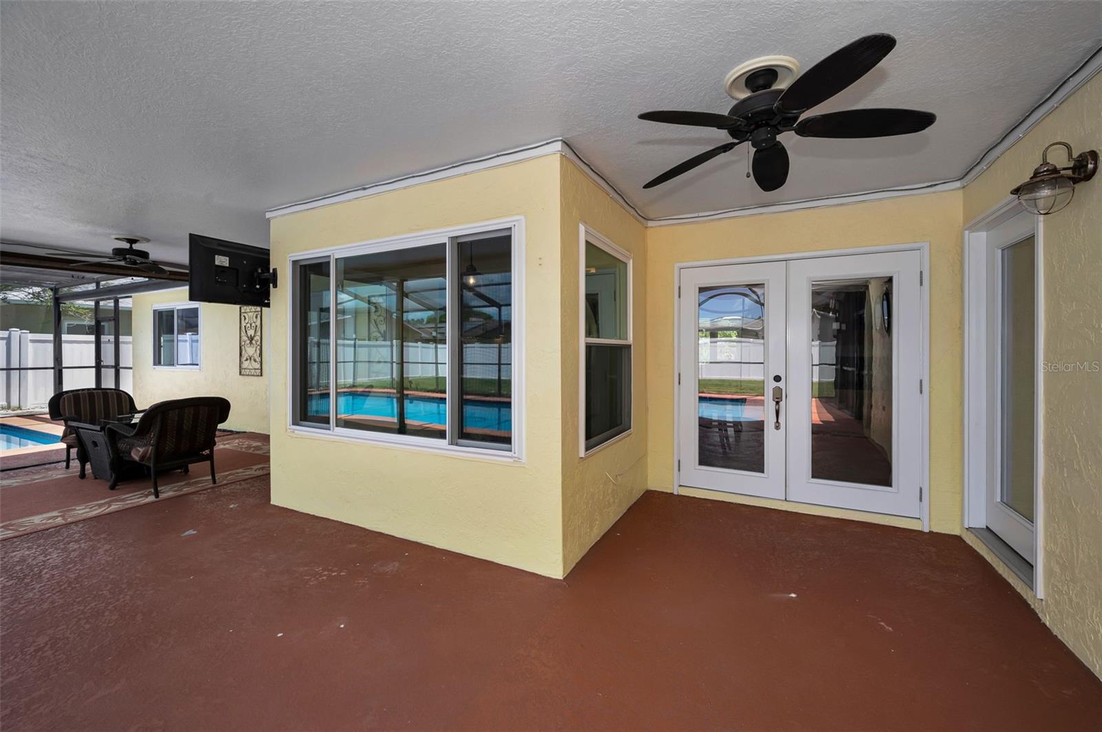 Lanai with ample space to relax