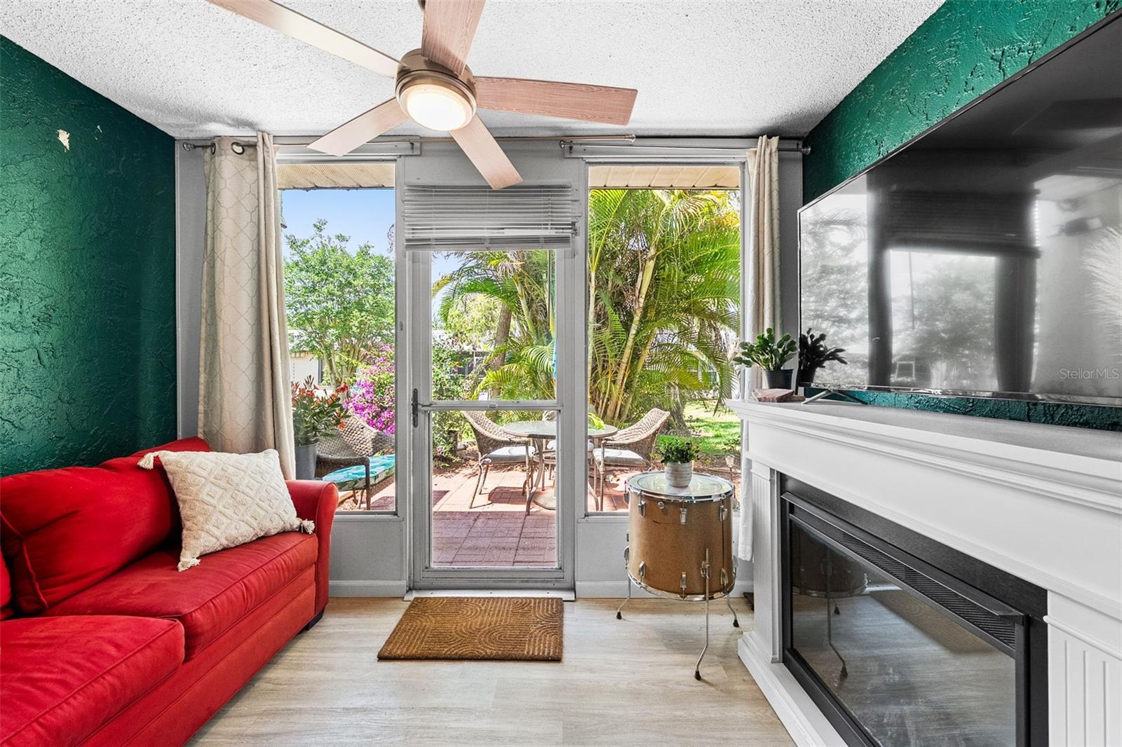 Relaxing private Lanai