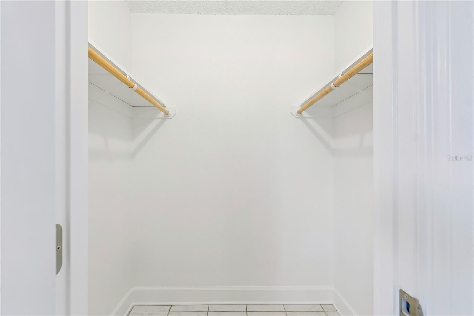 WALK IN CLOSET