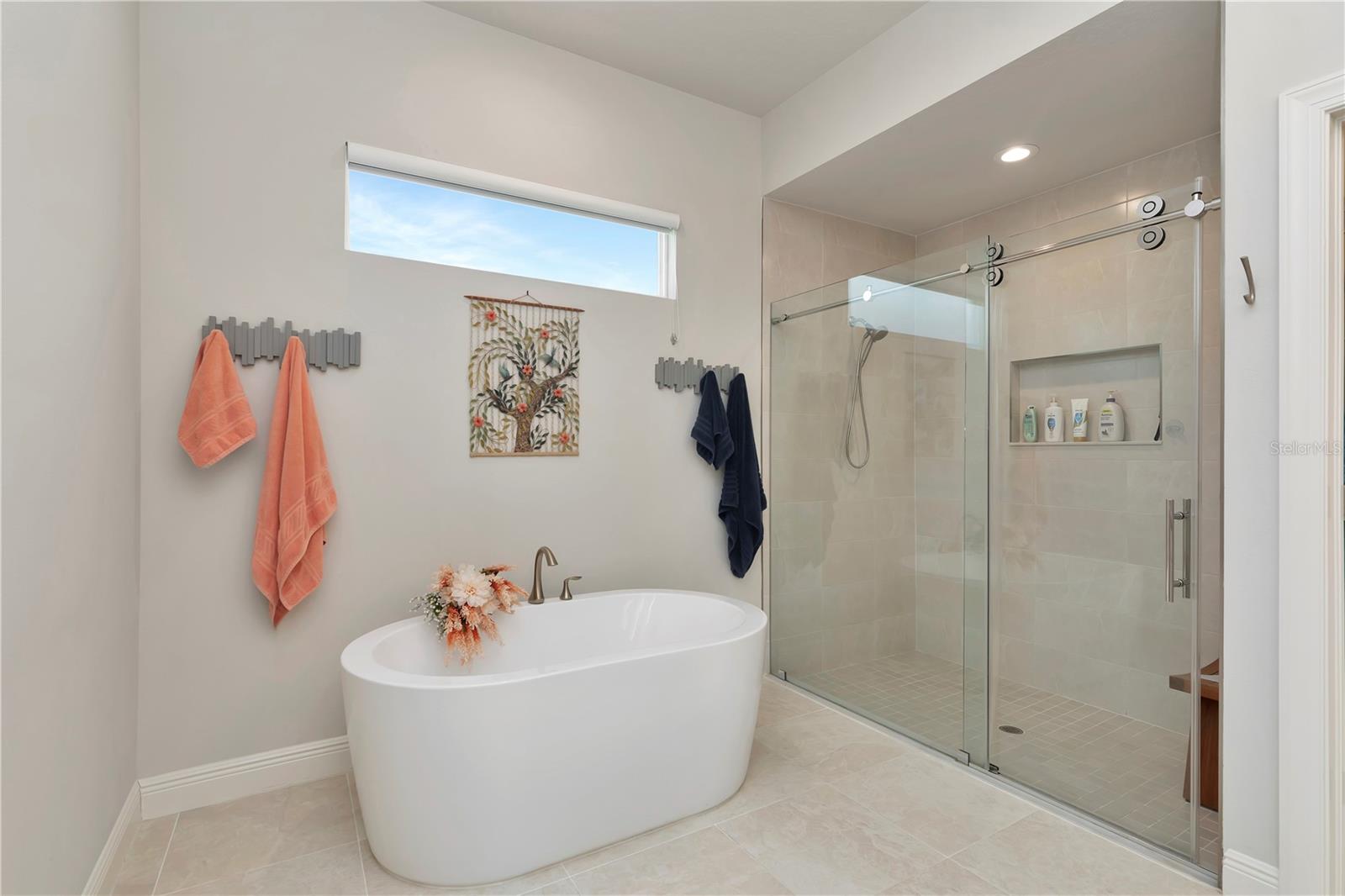 Primary En Suite Bath w/Soaking Tub & Shower