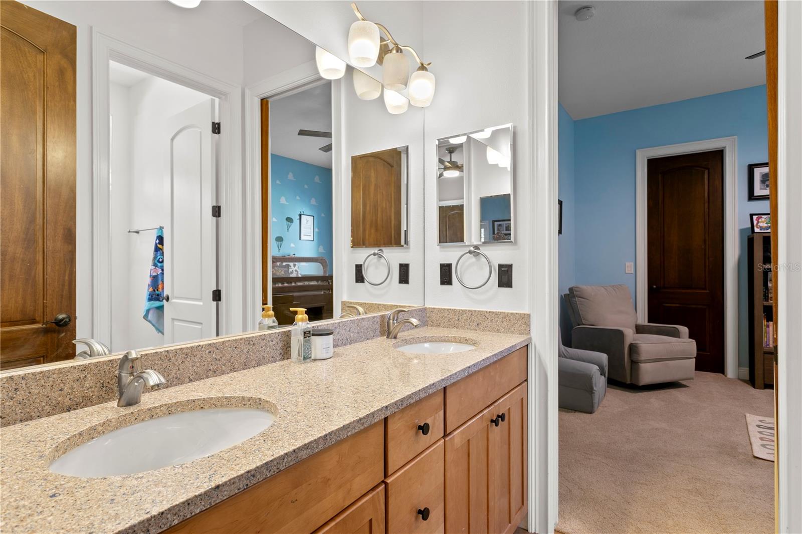 Shared bath between secondary bedrooms