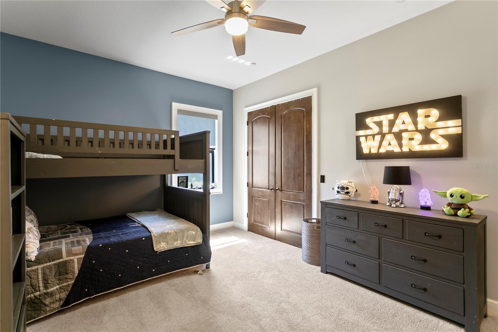 Additional private bedroom.