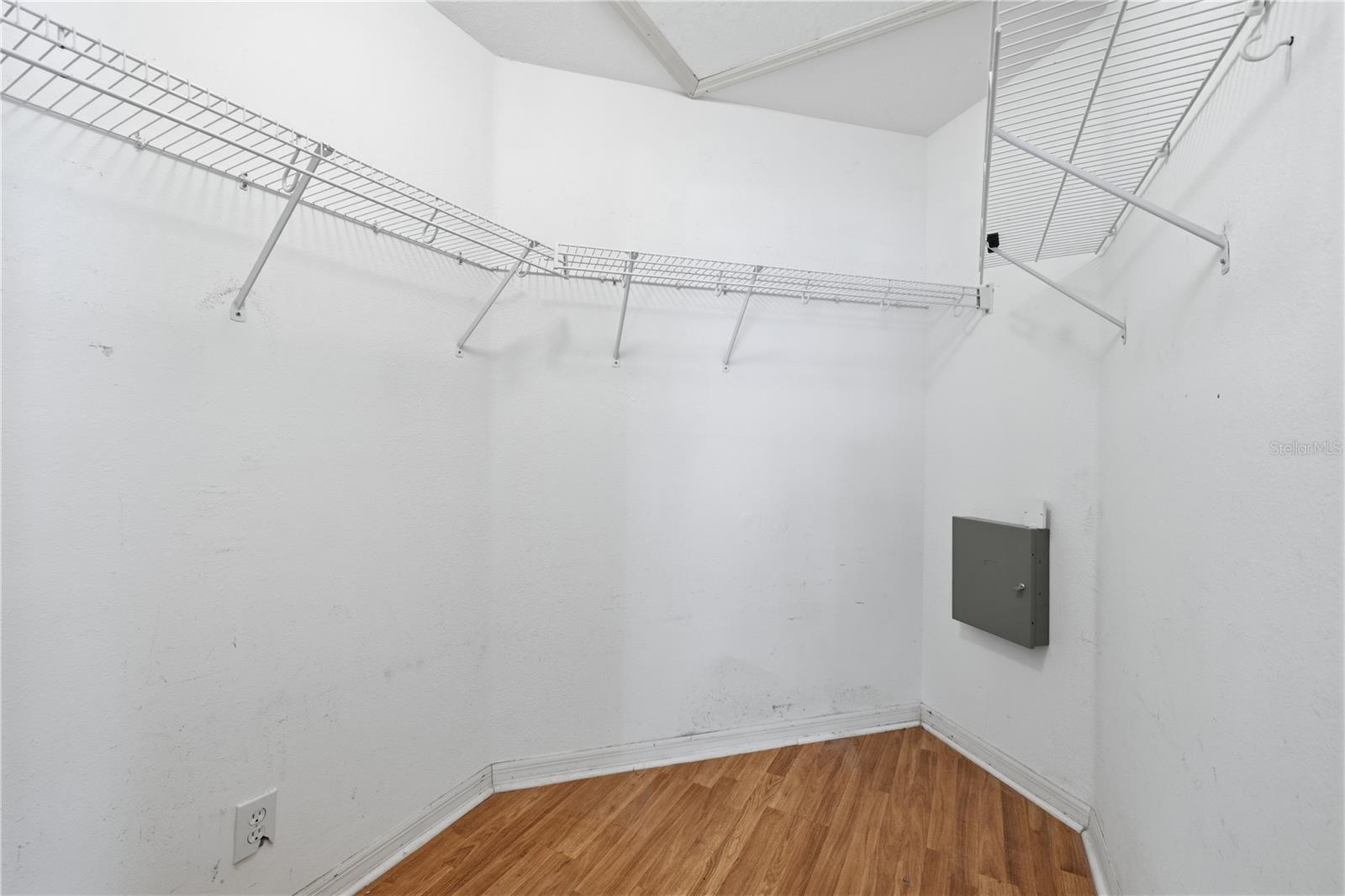 TB8511243