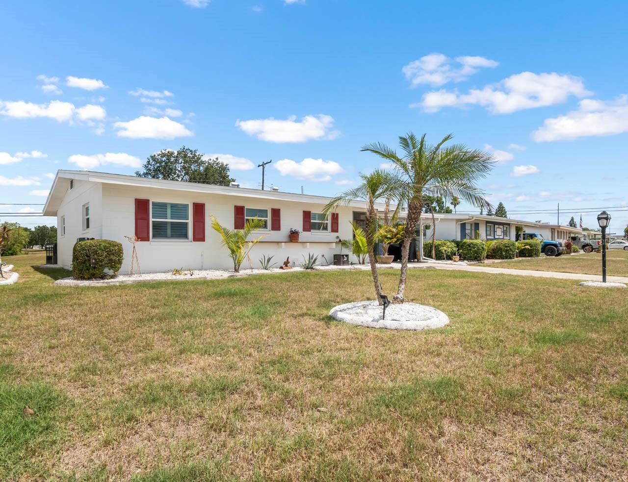 Side view of 901 AUGUSTA DR