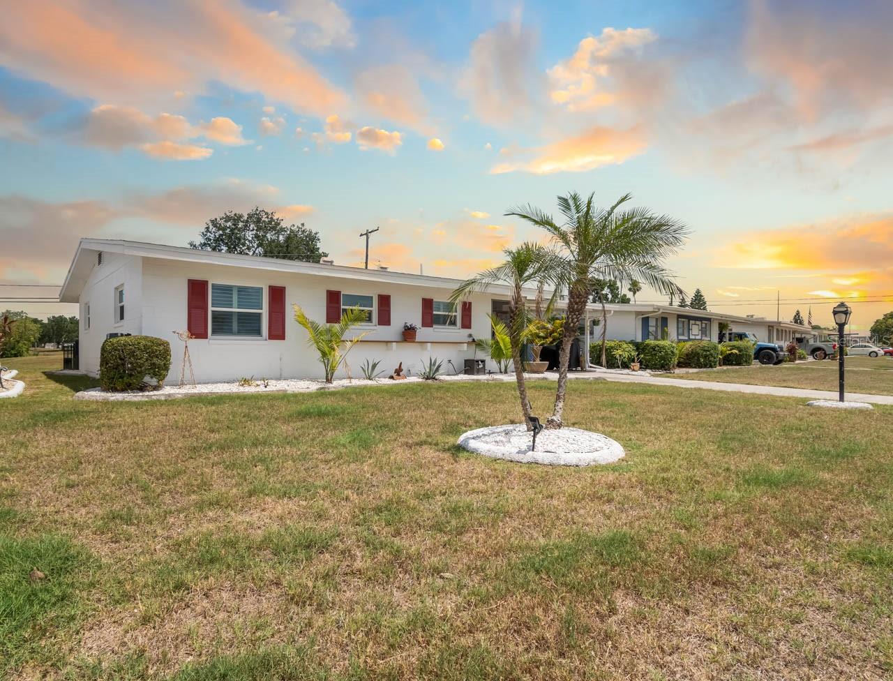 Side view of 901 AUGUSTA DR