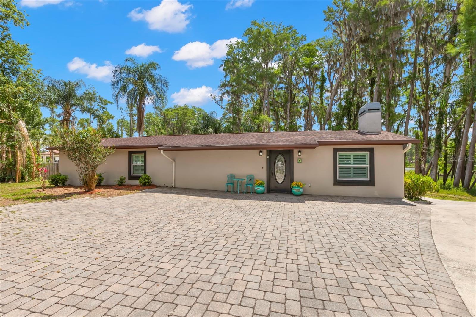 Front view - oversize driveway