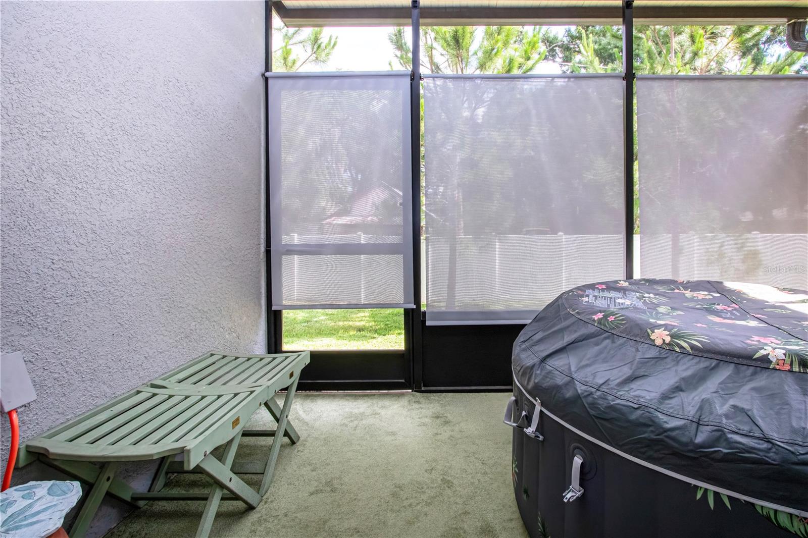 Enclosed Screened-In Lanai with sunshades