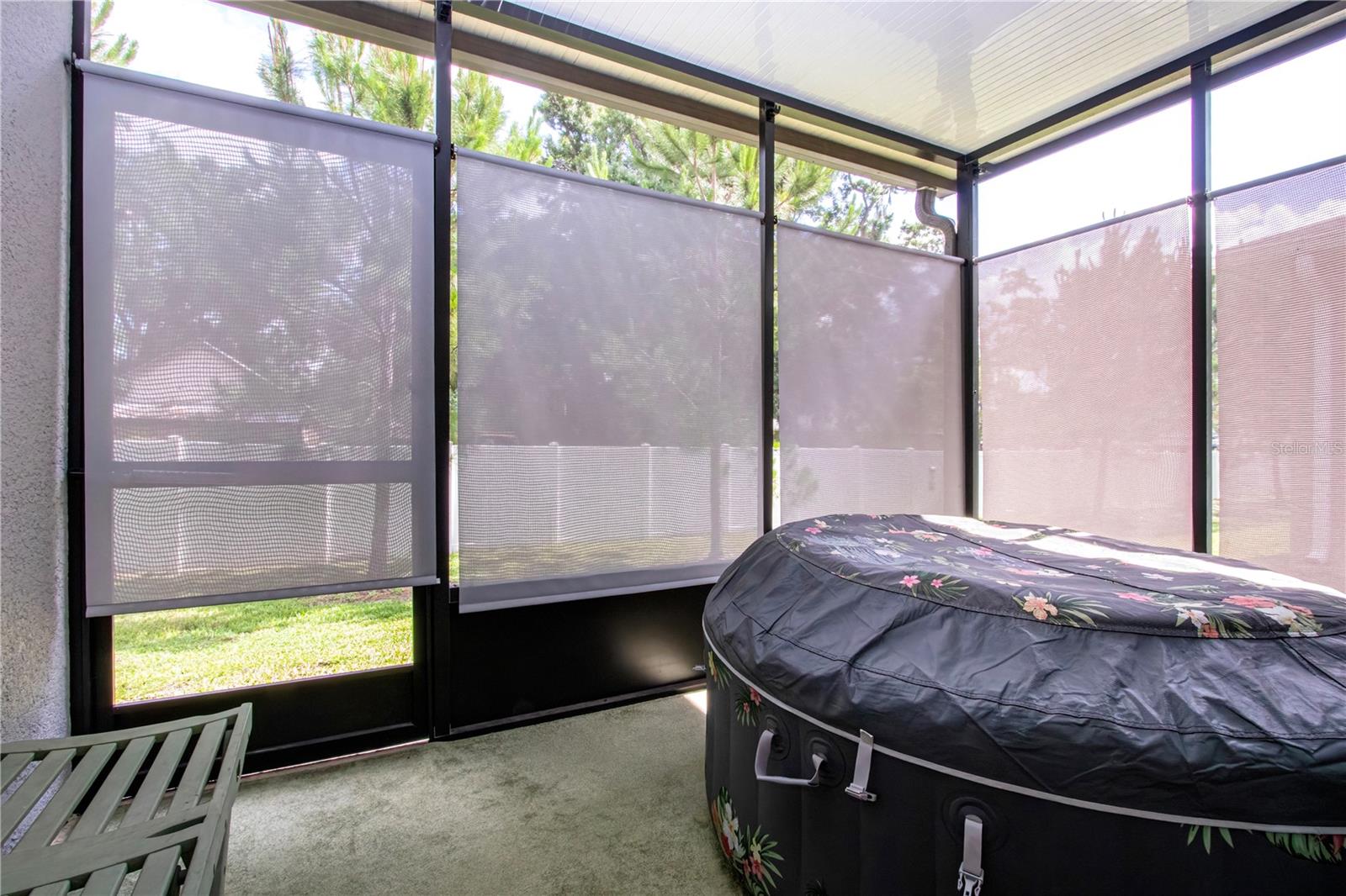Enclosed Screened-In Lanai with sunshades