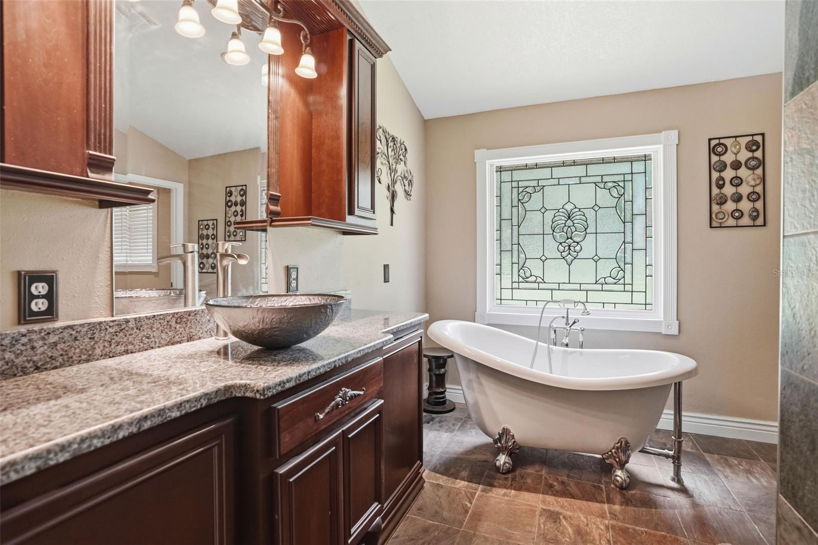 Main Cabin Master Bath