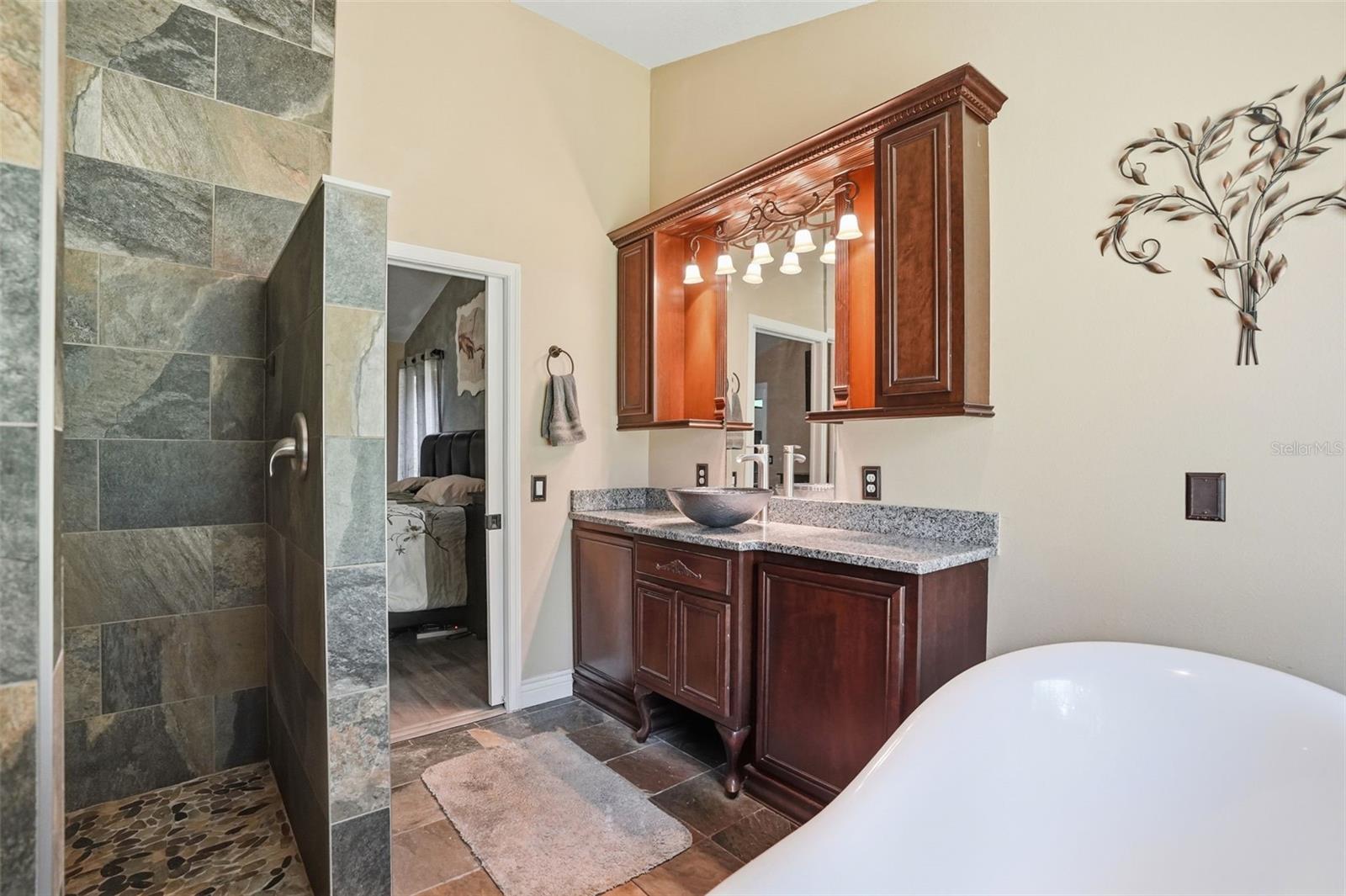 Main Cabin: Master Bath