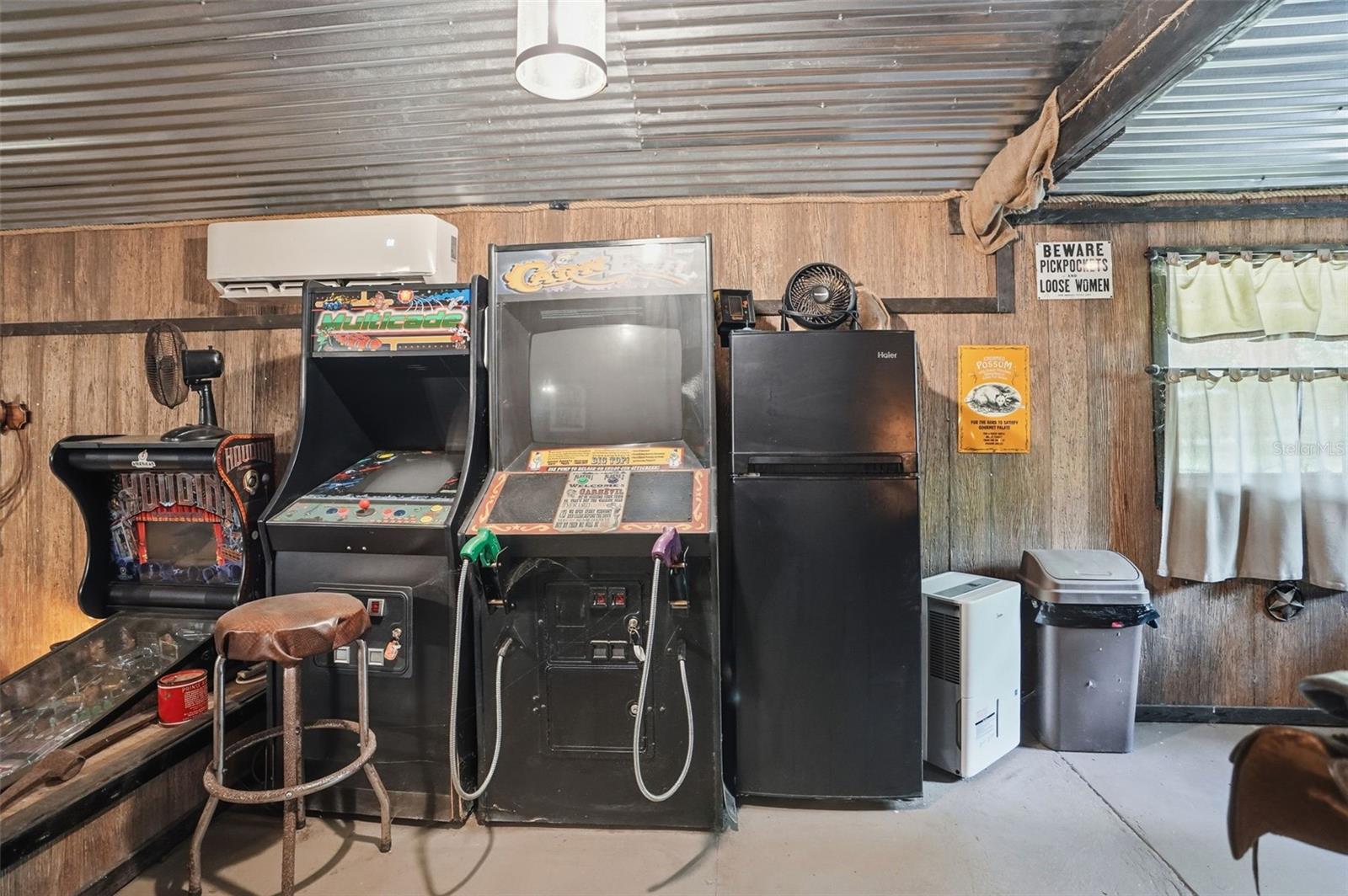 Saloon Cabin Gaming