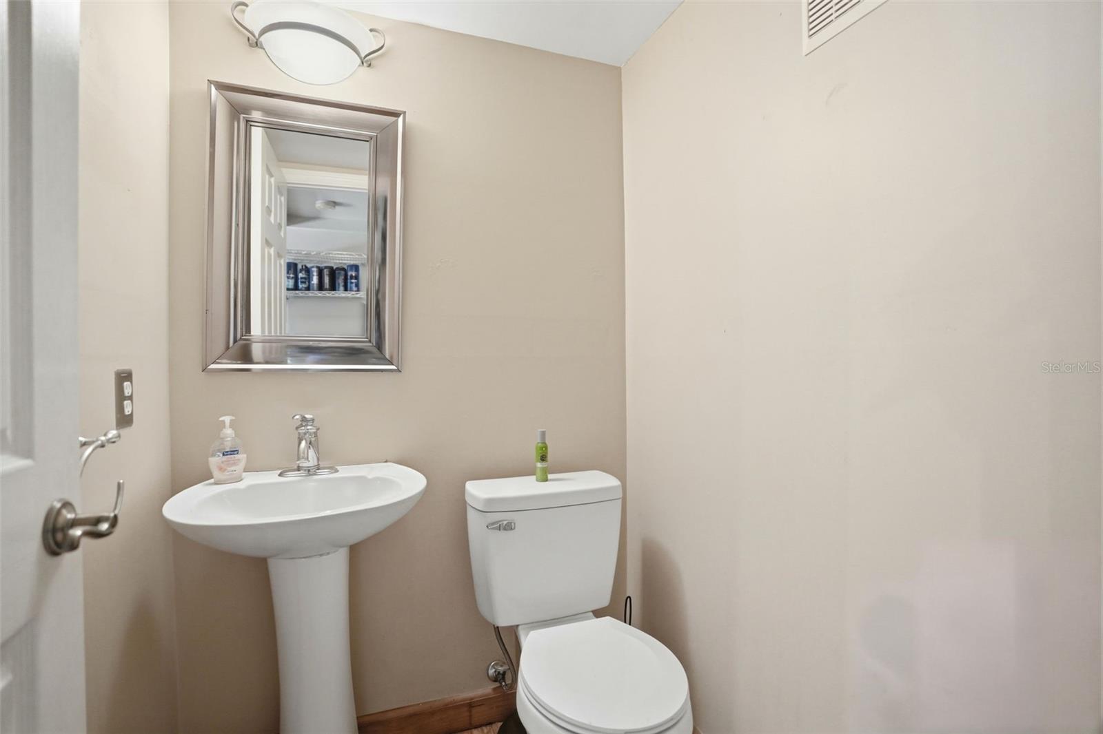 Saloon Cabin 1/2 bath with shower