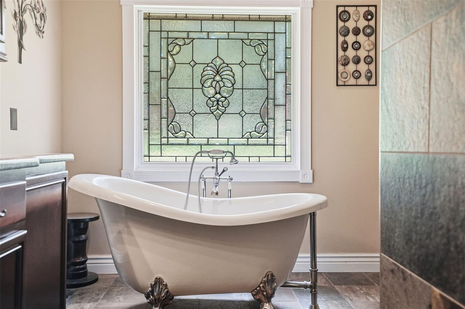 Main Cabin: Master Bath