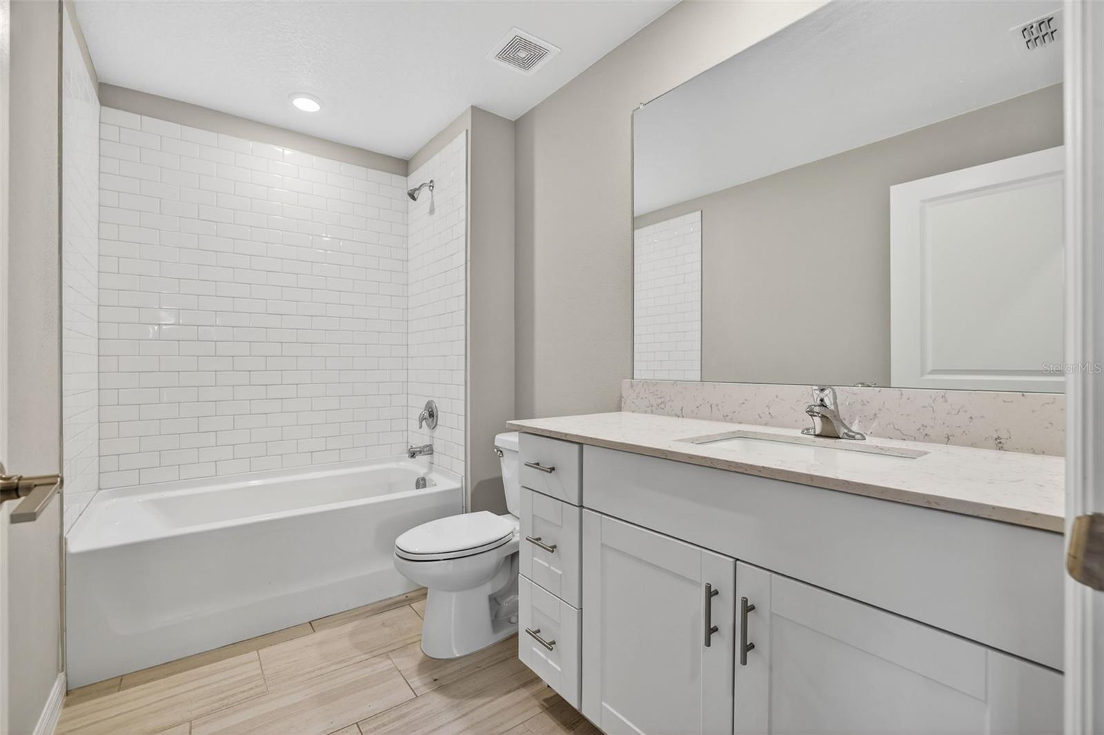 Bathroom 2 with Tub/Shower