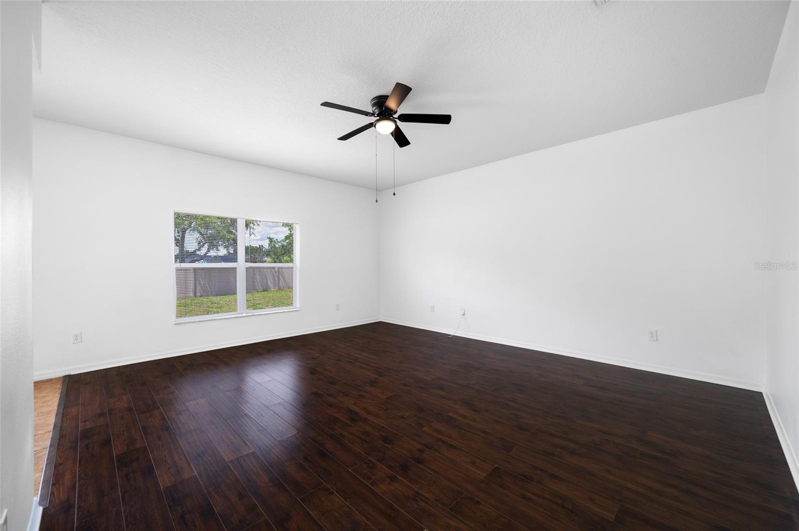 Large Family Room for Family Nights and Watching Sports or a Great Movie!