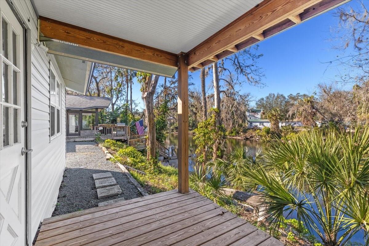 Front porch/deck to Cottage
