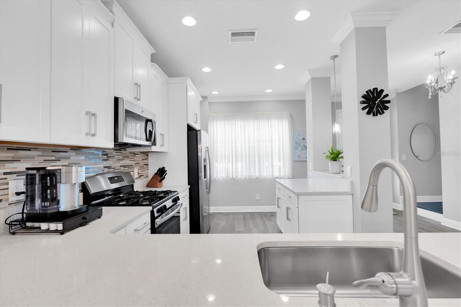 IMMACULATE WELL APPOINTED KITCHEN