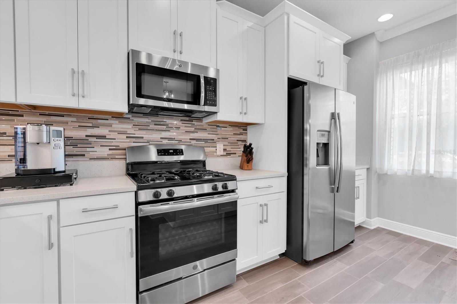 GAS RANGE WILL PLEASE THE COOKING ENTHUSIAST