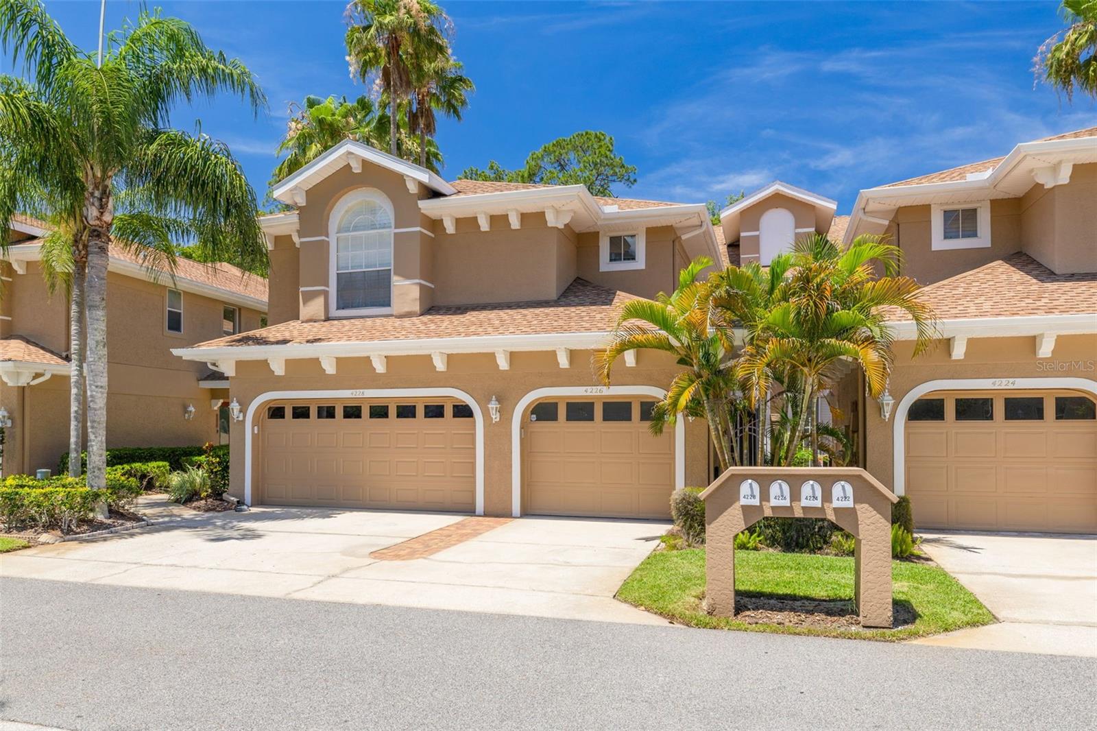 2/2 condo in Lansbrook, with an attached garage!
