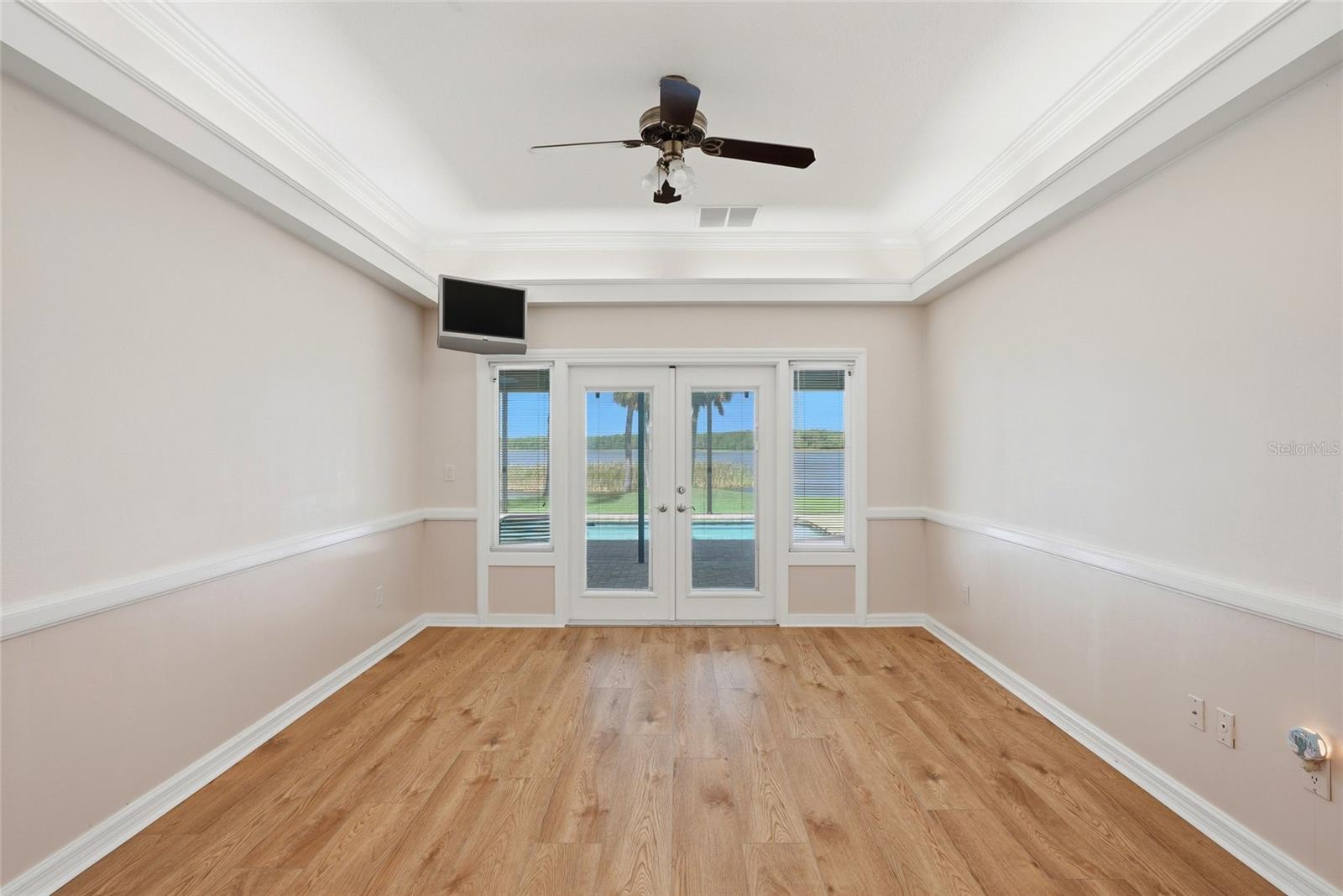Bonus Room with hurricaneimpact rated French doors tothe enclosed pool.