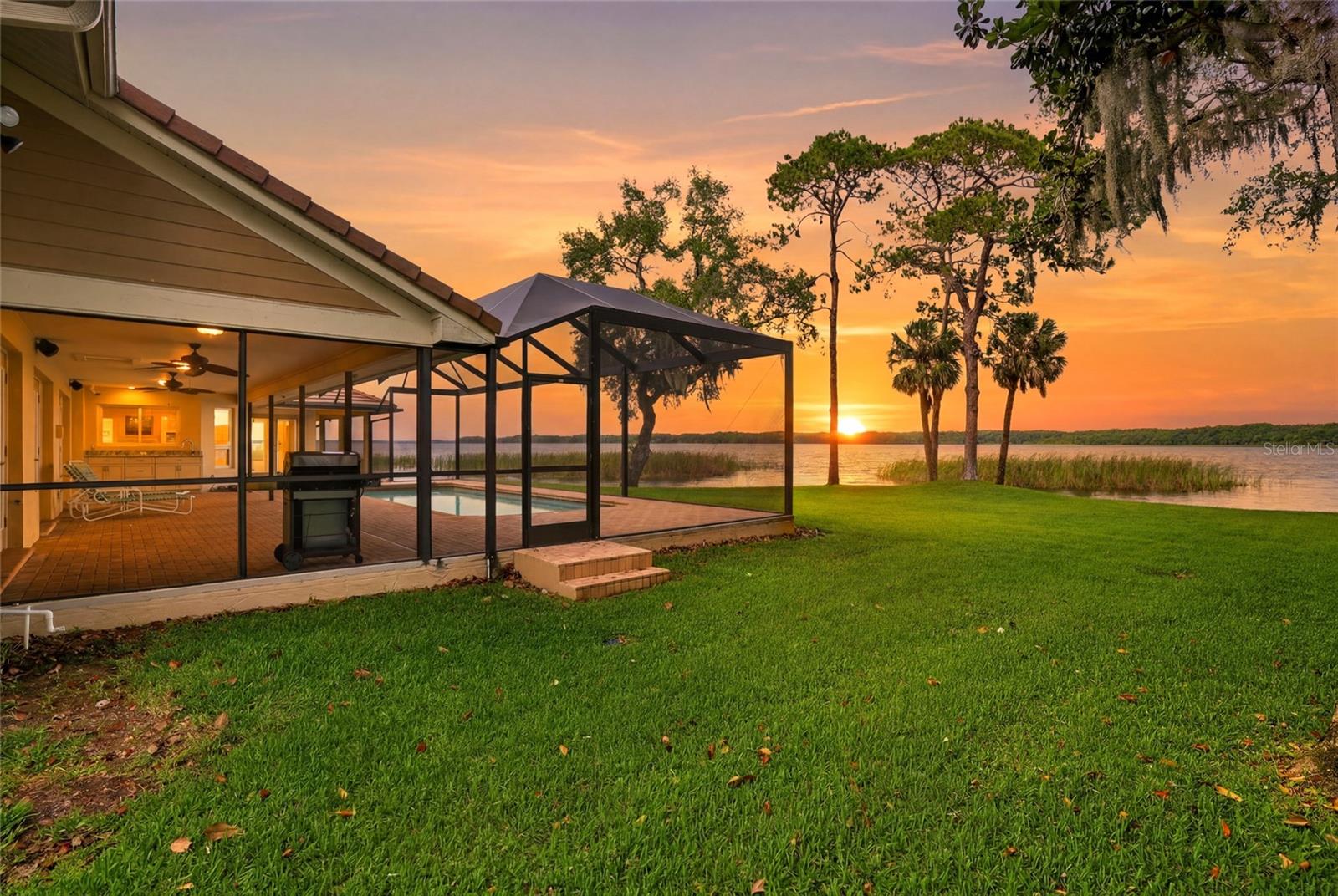 The transformative sunriseover the Lake direct to you-torefresh and start your dayright.