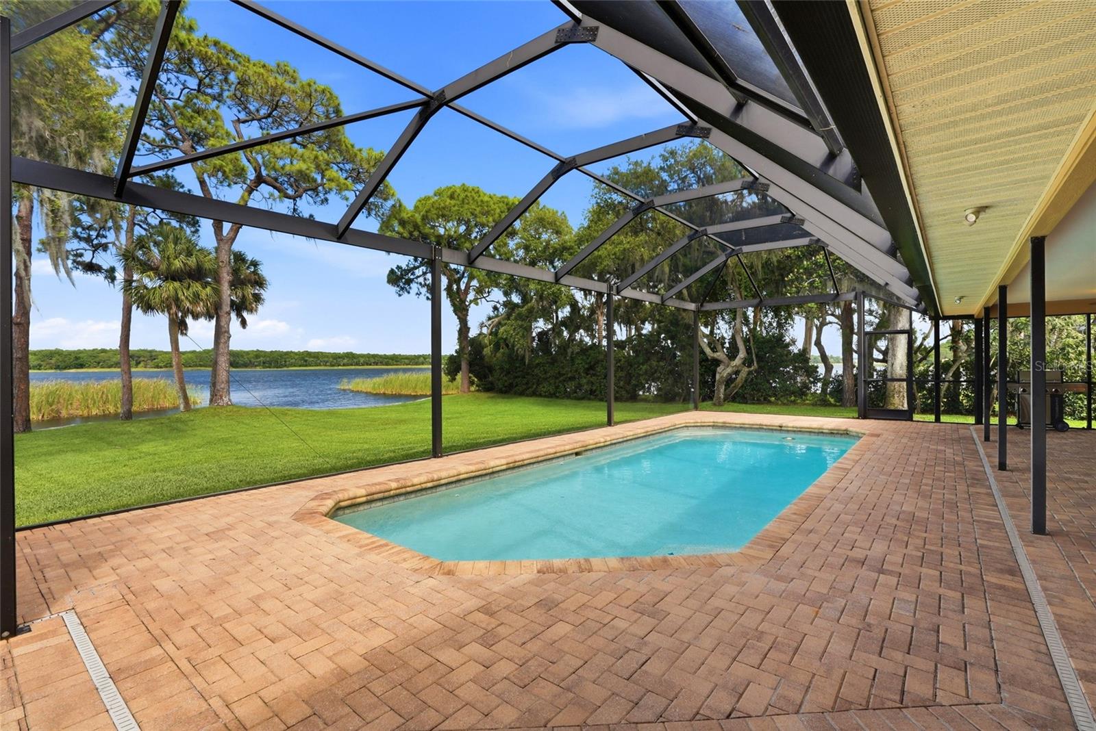 Covered Lanai and highvelocity pool enclosure withopen-view screen system,paver pool deck andPebbleTec pool offers yearround enjoyment and views on163 feet of seawall only thishome offers.